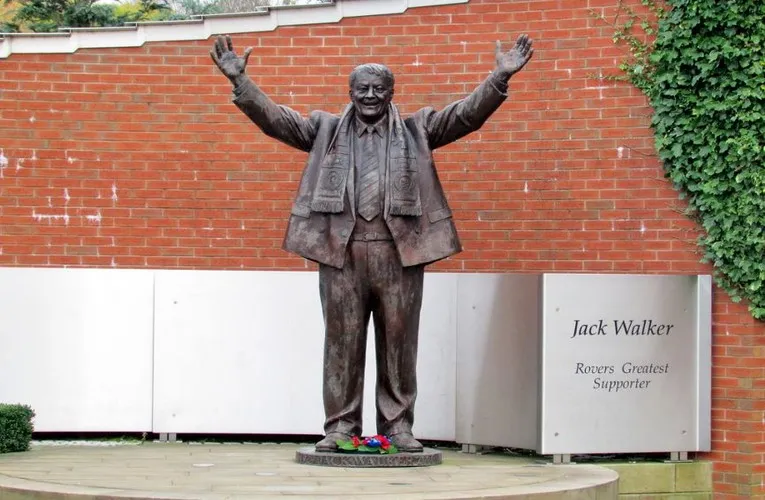 Tượng đài Jack Walker trước sân Ewood Park, tưởng nhớ công lao của cựu chủ tịch Blackburn Rovers