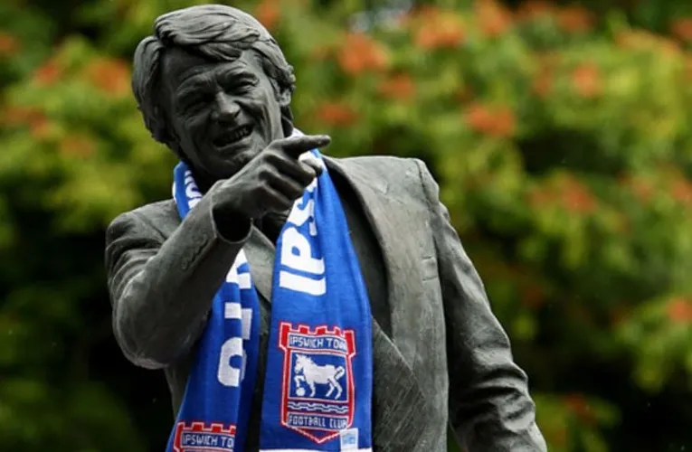 Tượng đài Sir Bobby Robson bên ngoài sân vận động Portman Road, vinh danh huyền thoại của Ipswich Town và bóng đá Anh.