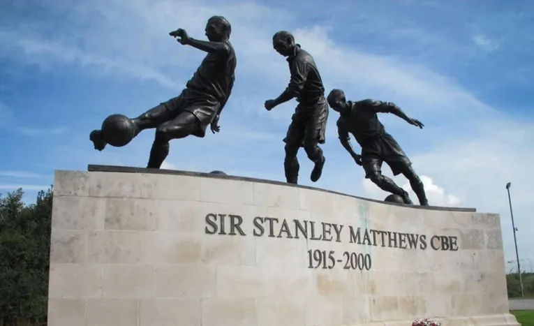 Tượng đài Sir Stanley Matthews vĩ đại bên ngoài sân nhà Stoke City FC