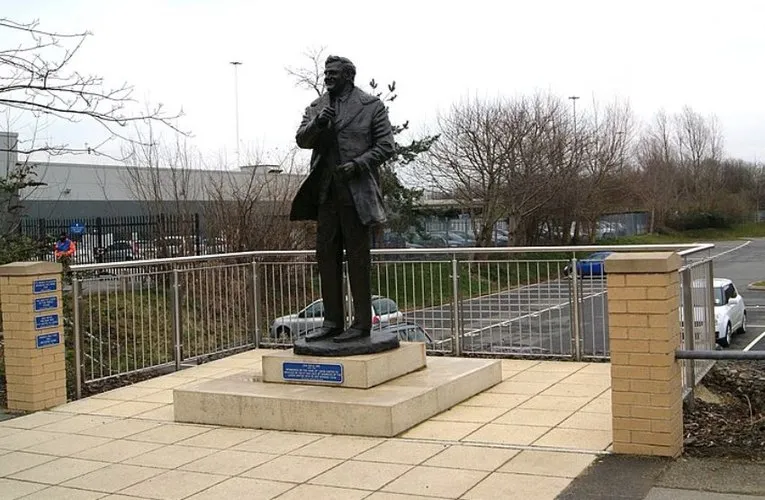 Tượng huấn luyện viên huyền thoại Don Revie bên ngoài sân Elland Road, biểu tượng lịch sử của Leeds United