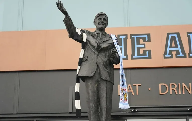 Tượng Jimmy Hill tại khuôn viên Sân vận động Coventry Arena, tôn vinh huyền thoại của Coventry City FC.