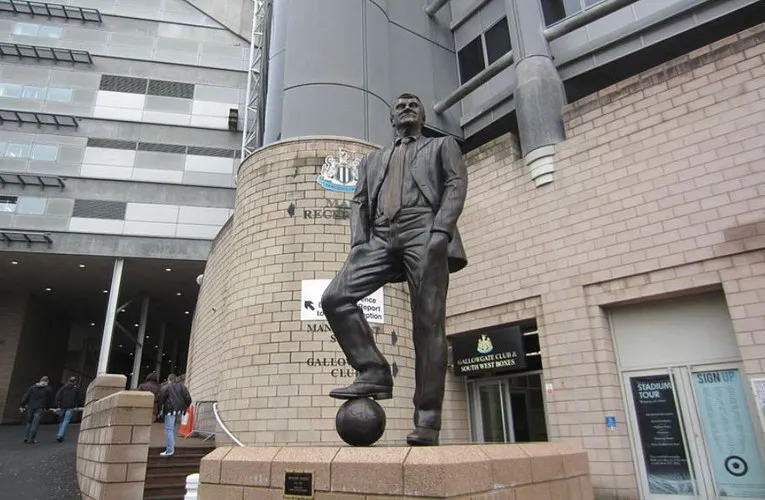 Tượng Sir Bobby Robson, một trong những huấn luyện viên vĩ đại của Newcastle United