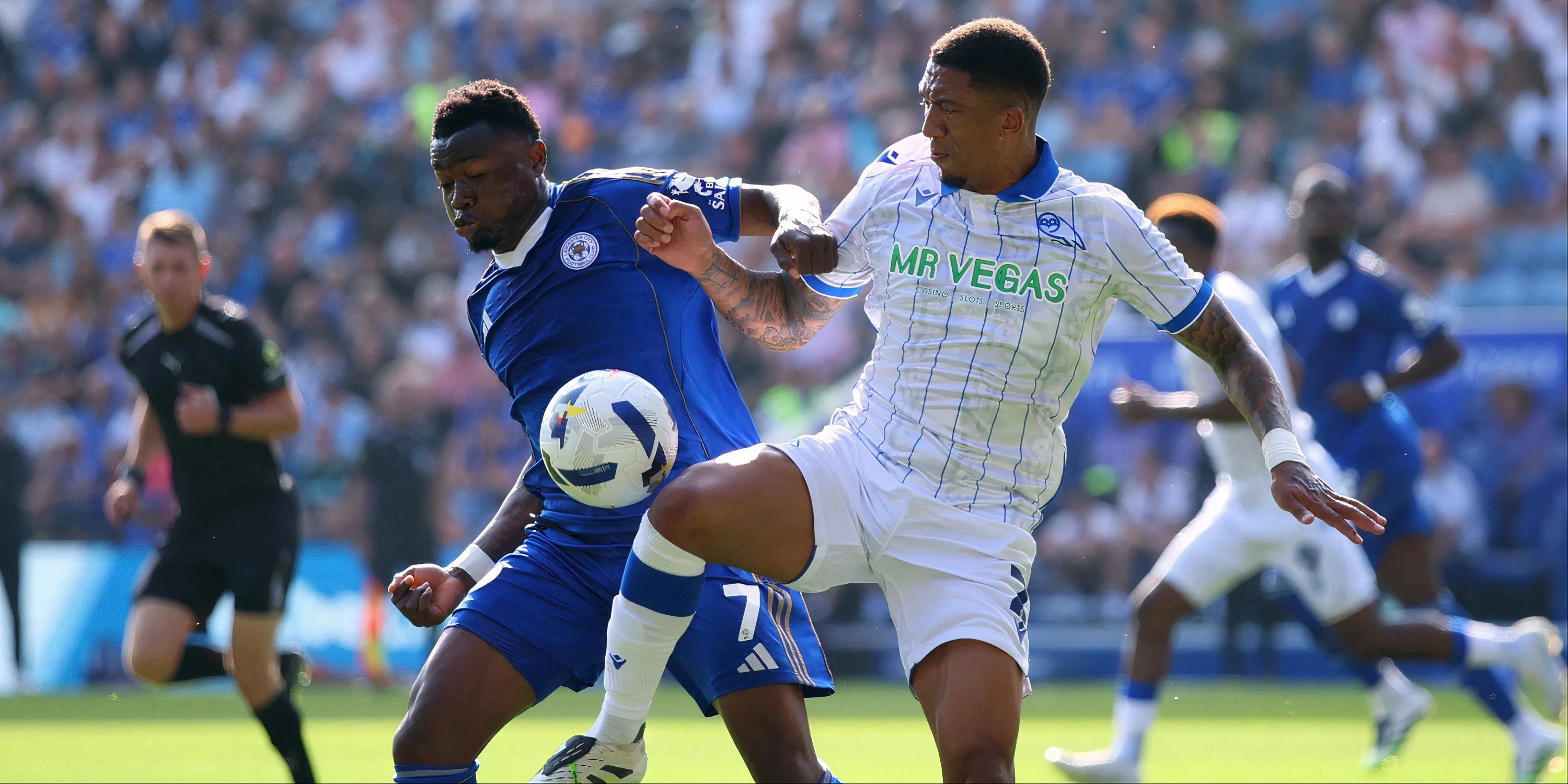 Abdul Fatawu trong màu áo Leicester City, tiền đạo cánh tiềm năng của Everton.