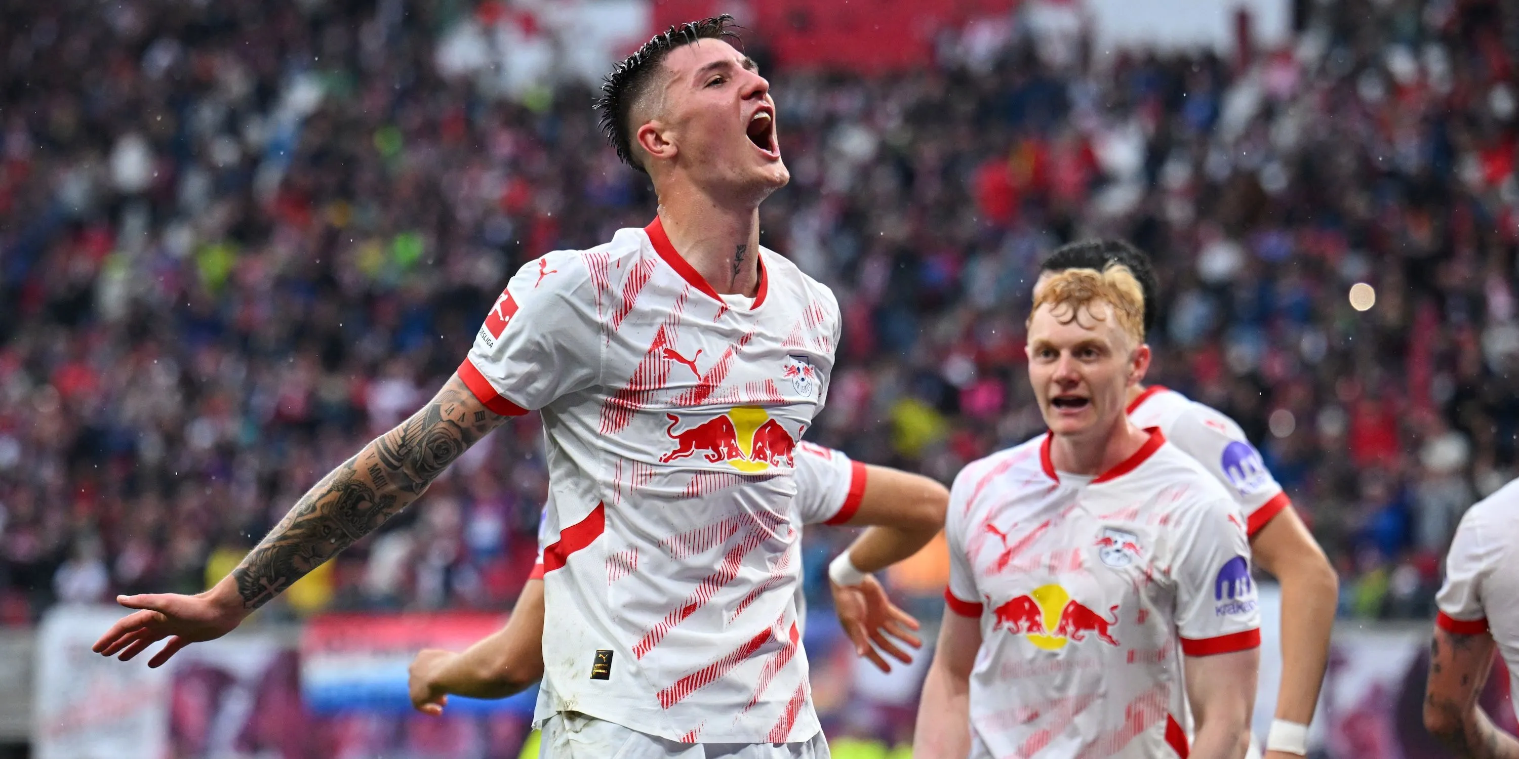 Benjamin Sesko ăn mừng bàn thắng trong màu áo RB Leipzig, cầu thủ được Manchester United nhắm đến với tốc độ ấn tượng.