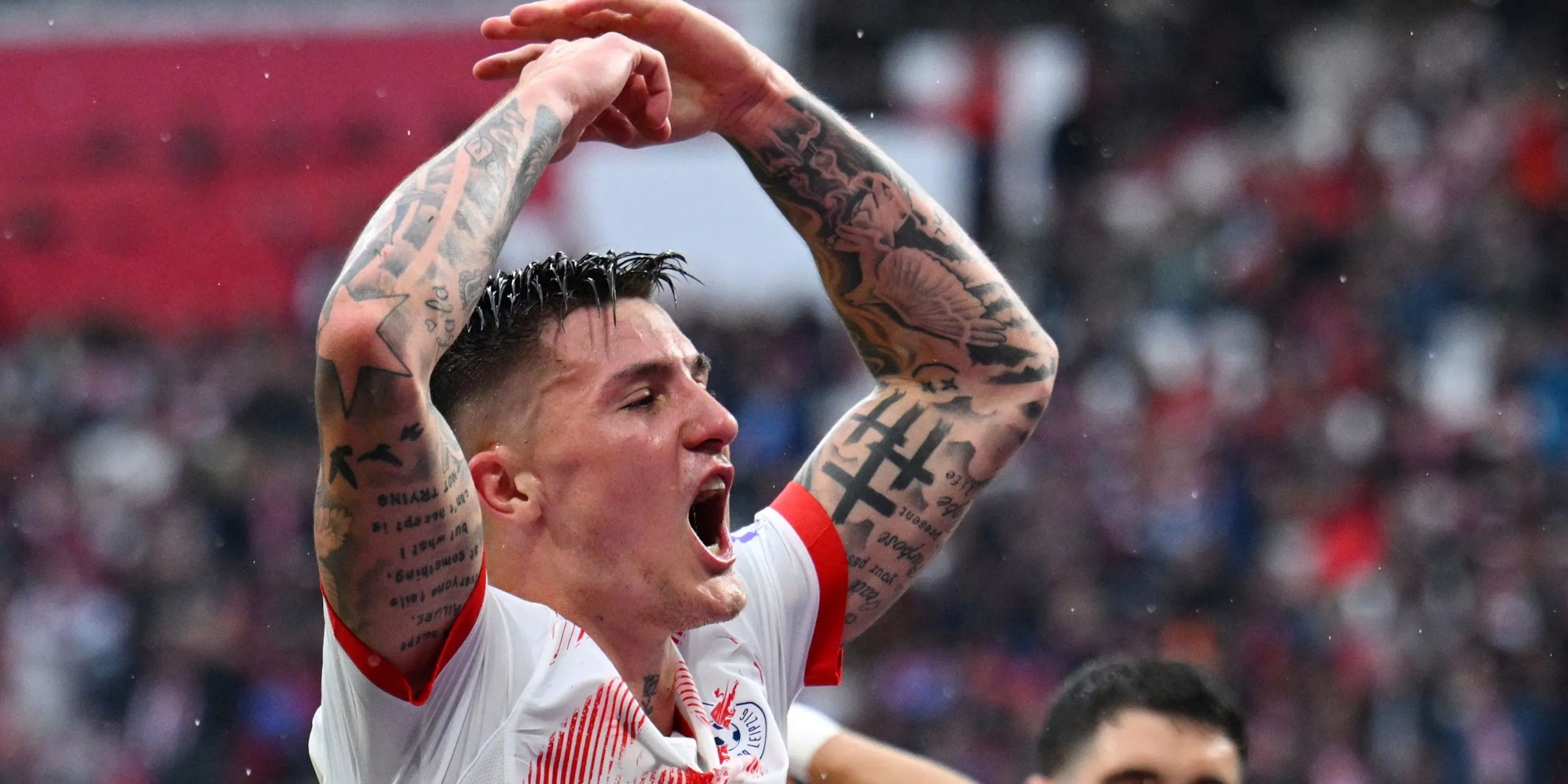 Benjamin Sesko ăn mừng bàn thắng trong màu áo RB Leipzig, minh chứng cho khả năng ghi bàn ấn tượng và tiềm năng phát triển của anh.