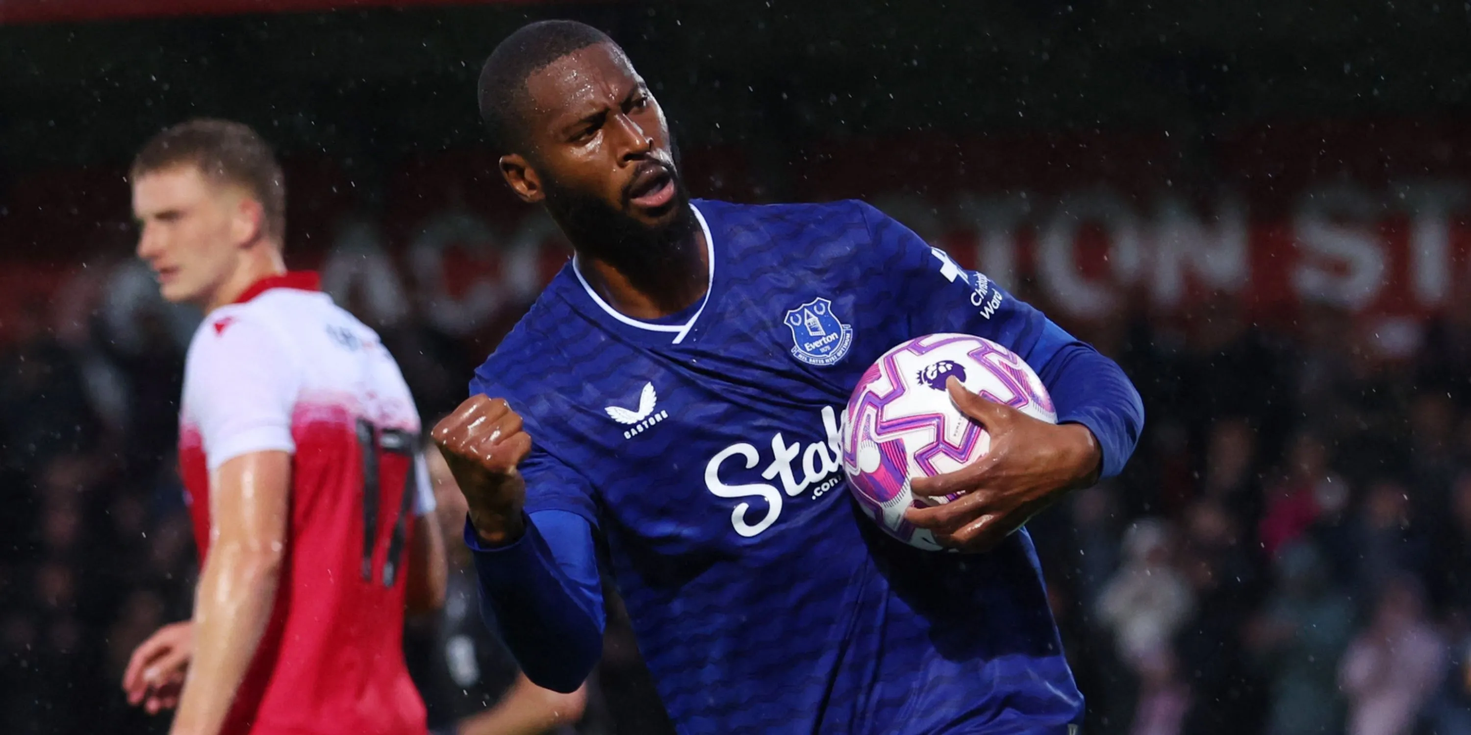 Beto ghi bàn cho Everton trong trận đấu tiền mùa giải, thể hiện khả năng dứt điểm