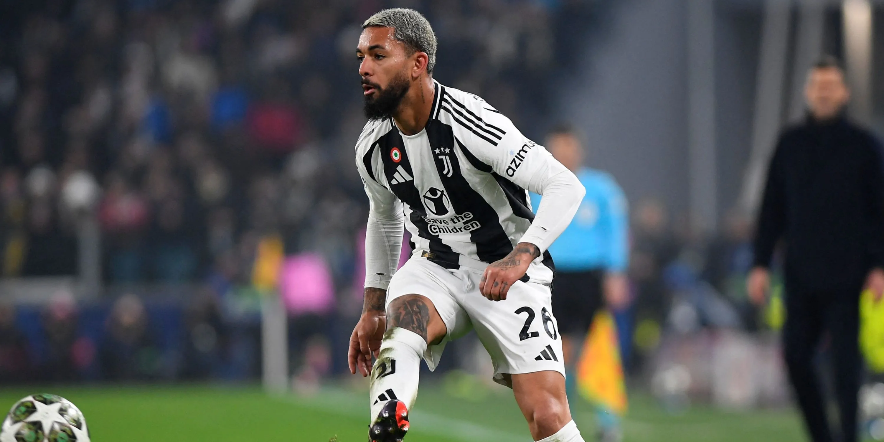 Douglas Luiz Juventus trong trận đấu Champions League
