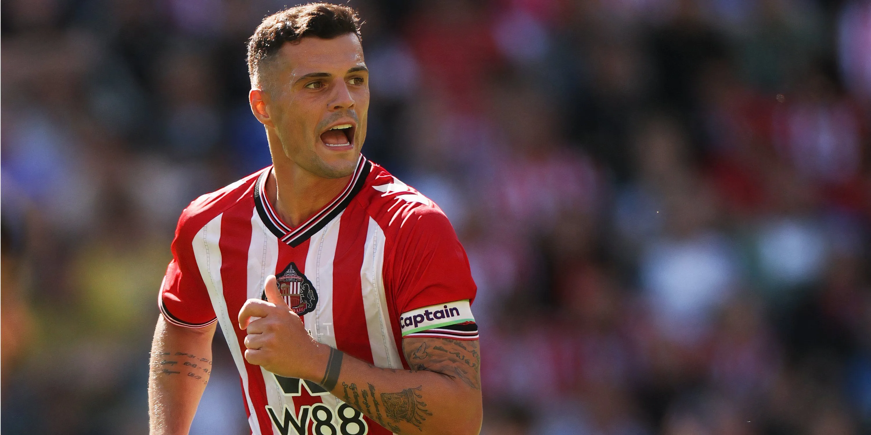 Granit Xhaka trong màu áo Sunderland, chuẩn bị cho mùa giải Ngoại hạng Anh mới.