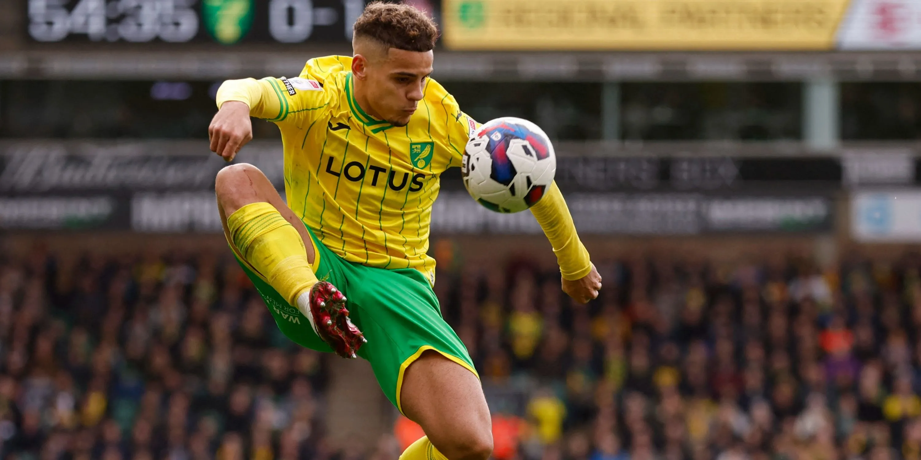 Hậu vệ Max Aarons trong màu áo Norwich City, cầu thủ thường xuyên thi đấu ở vị trí hậu vệ phải.