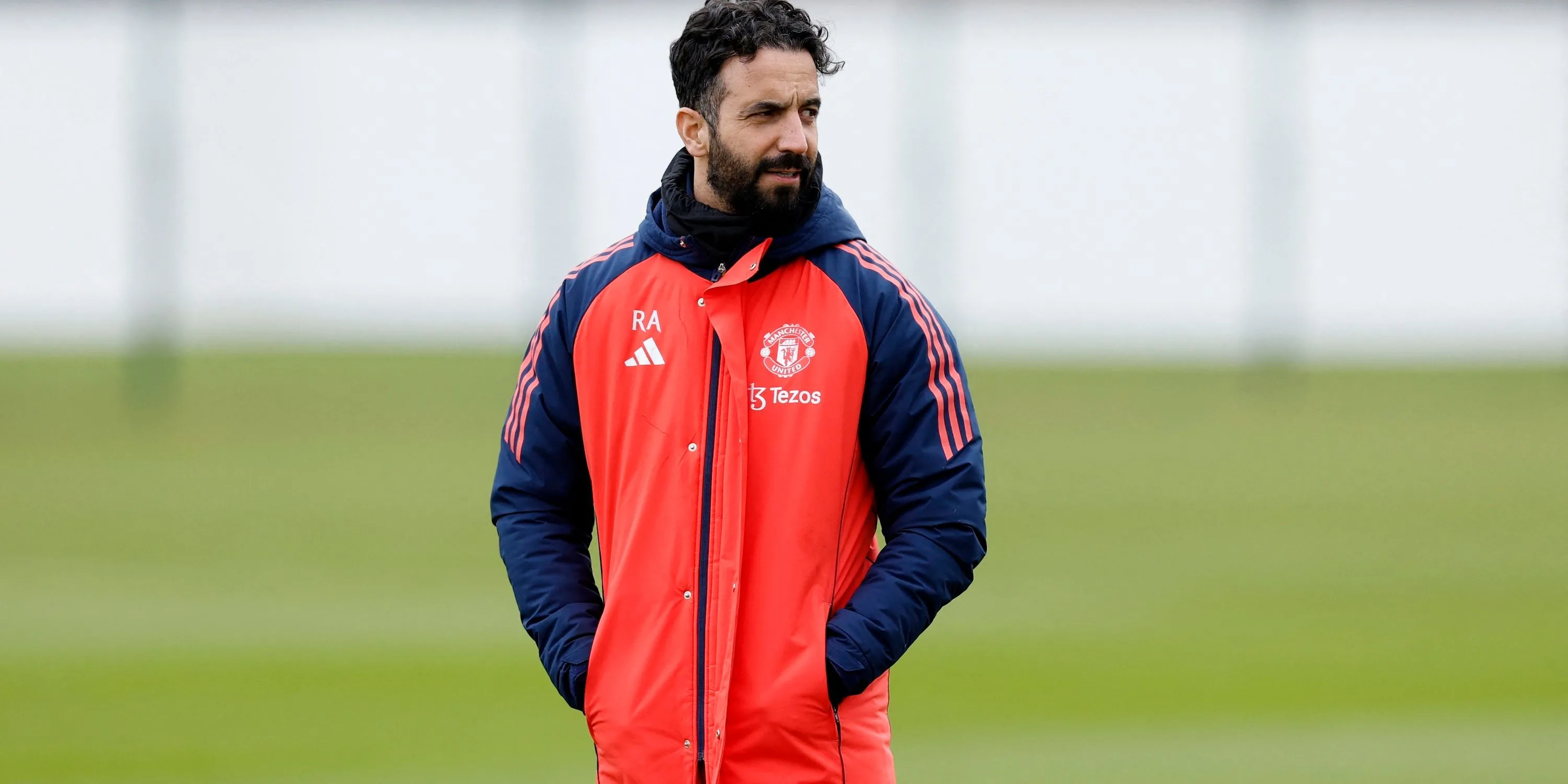 HLV Ruben Amorim chỉ đạo tập luyện cùng Manchester United