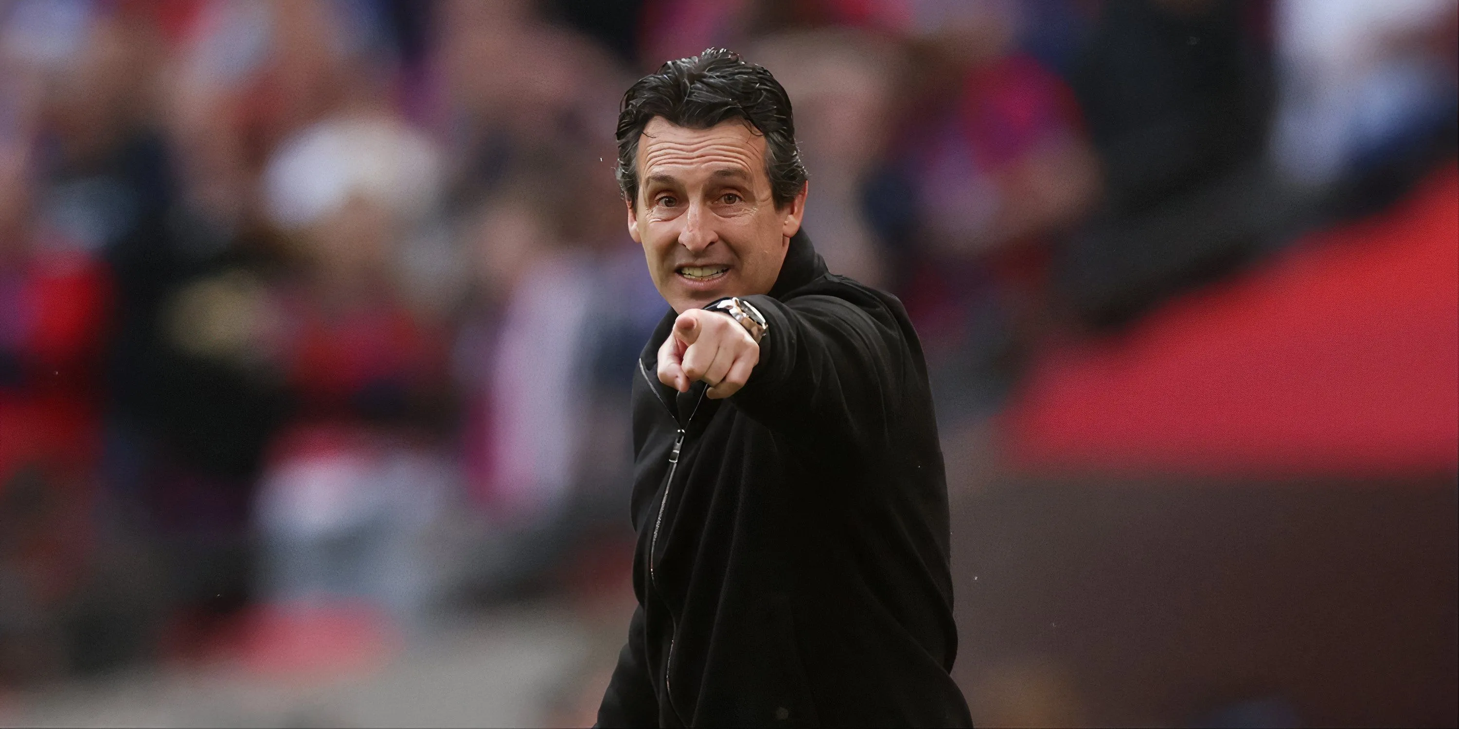 HLV Unai Emery của Aston Villa trong một buổi họp báo, thể hiện sự tập trung vào chiến lược đội bóng
