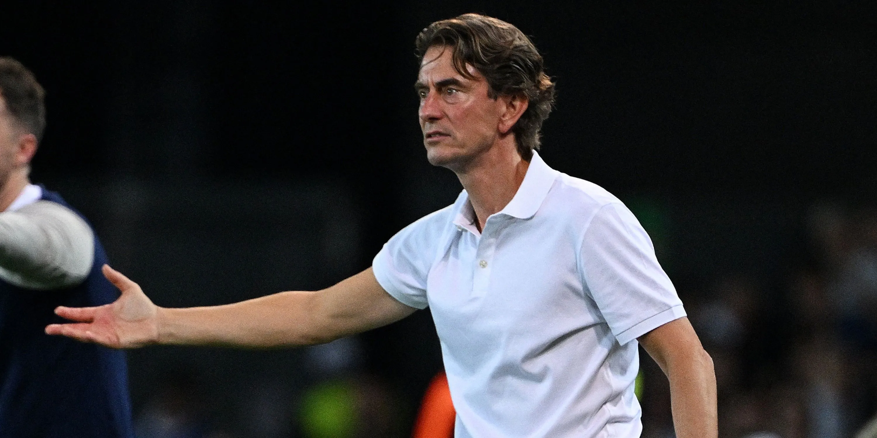 Huấn luyện viên Thomas Frank chỉ đạo chiến thuật trên sân đấu Premier League, Tottenham Hotspur.