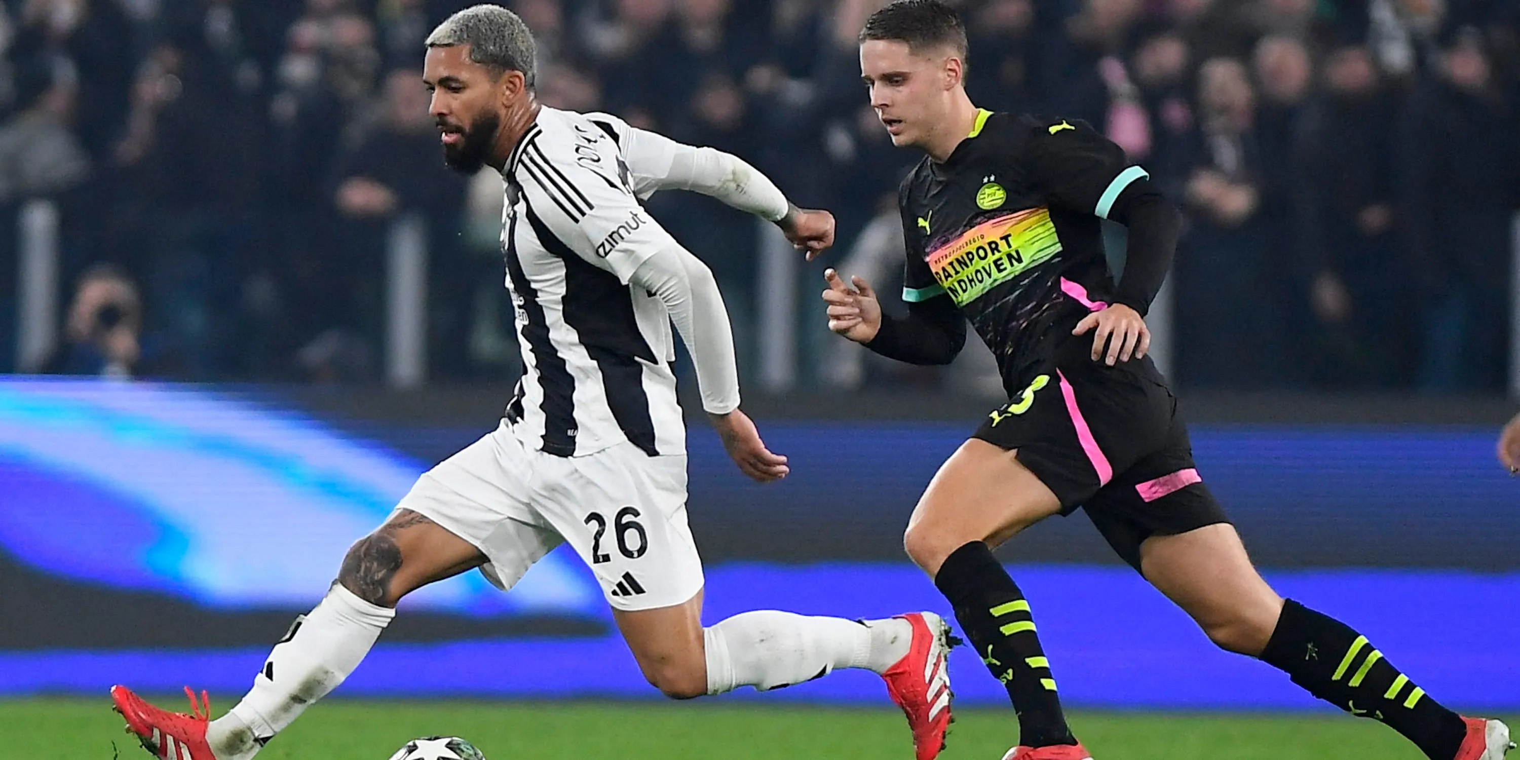 Juventus Douglas Luiz trong một trận đấu Champions League