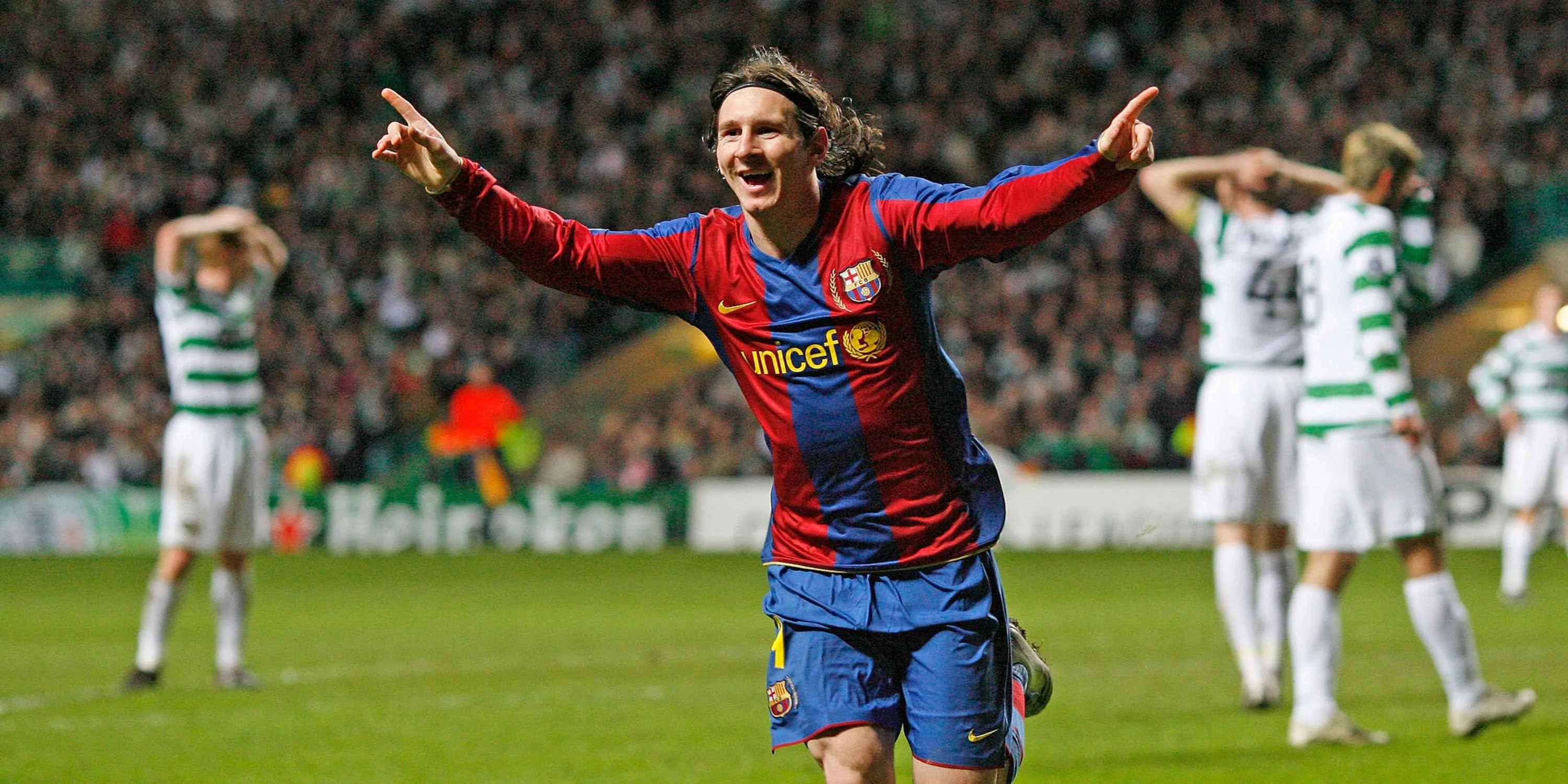 Lionel Messi đi bóng qua cầu thủ Celtic tại Celtic Park trong một trận đấu Champions League