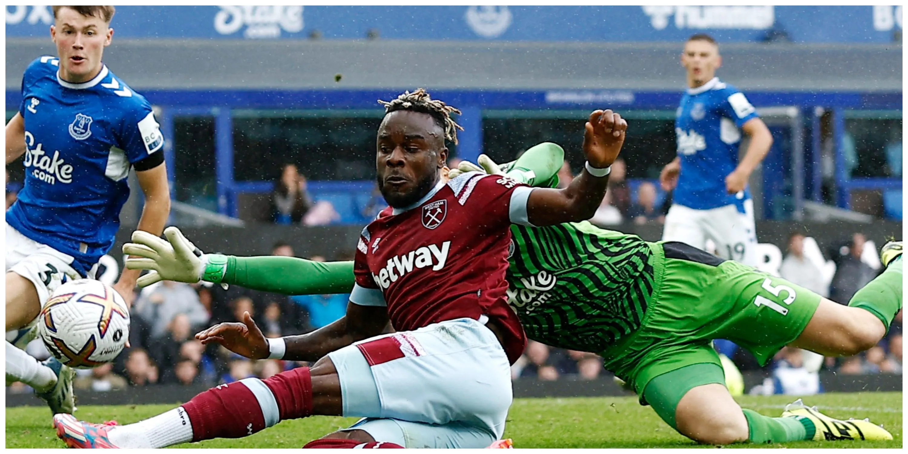 Maxwel Cornet trong màu áo West Ham United trên sân tập, trước khả năng rời câu lạc bộ để tìm kiếm cơ hội ra sân thường xuyên.