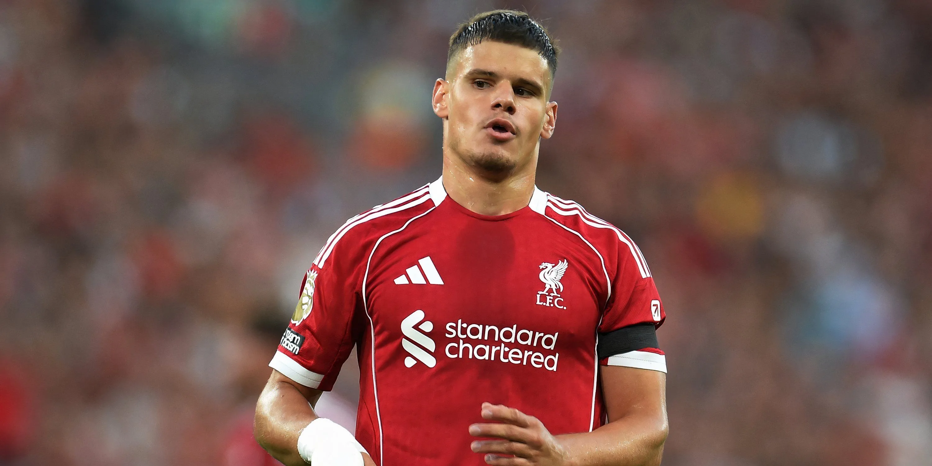 Milos Kerkez thi đấu cho Liverpool trong trận ra mắt Premier League