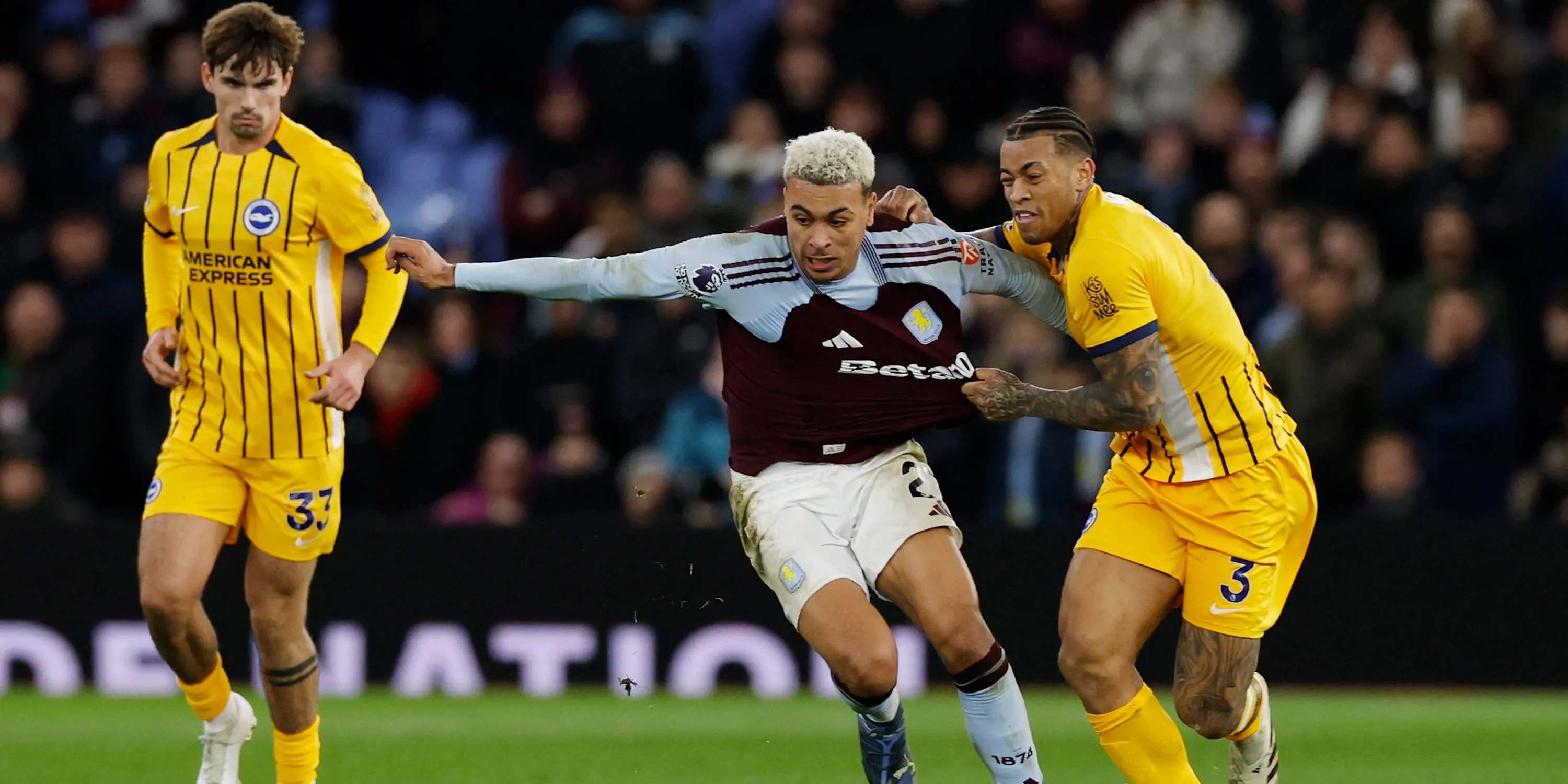Morgan Rogers của Aston Villa trong tình huống đối đầu với cầu thủ Brighton, minh chứng cho khả năng hoạt động rộng và đóng góp vào lối chơi chung