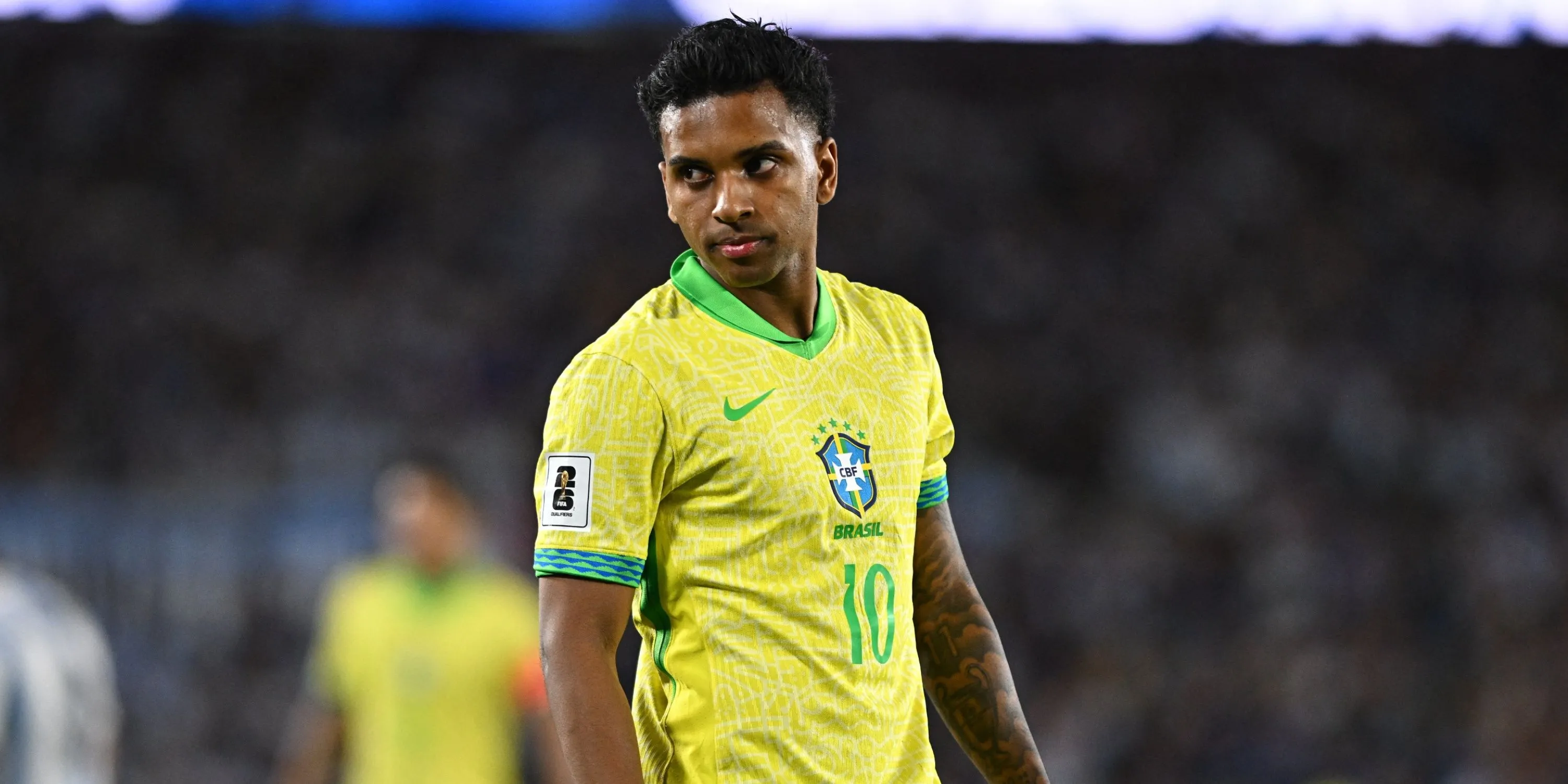 Rodrygo trong màu áo đội tuyển quốc gia Brazil, với khả năng bứt tốc và kỹ thuật cá nhân