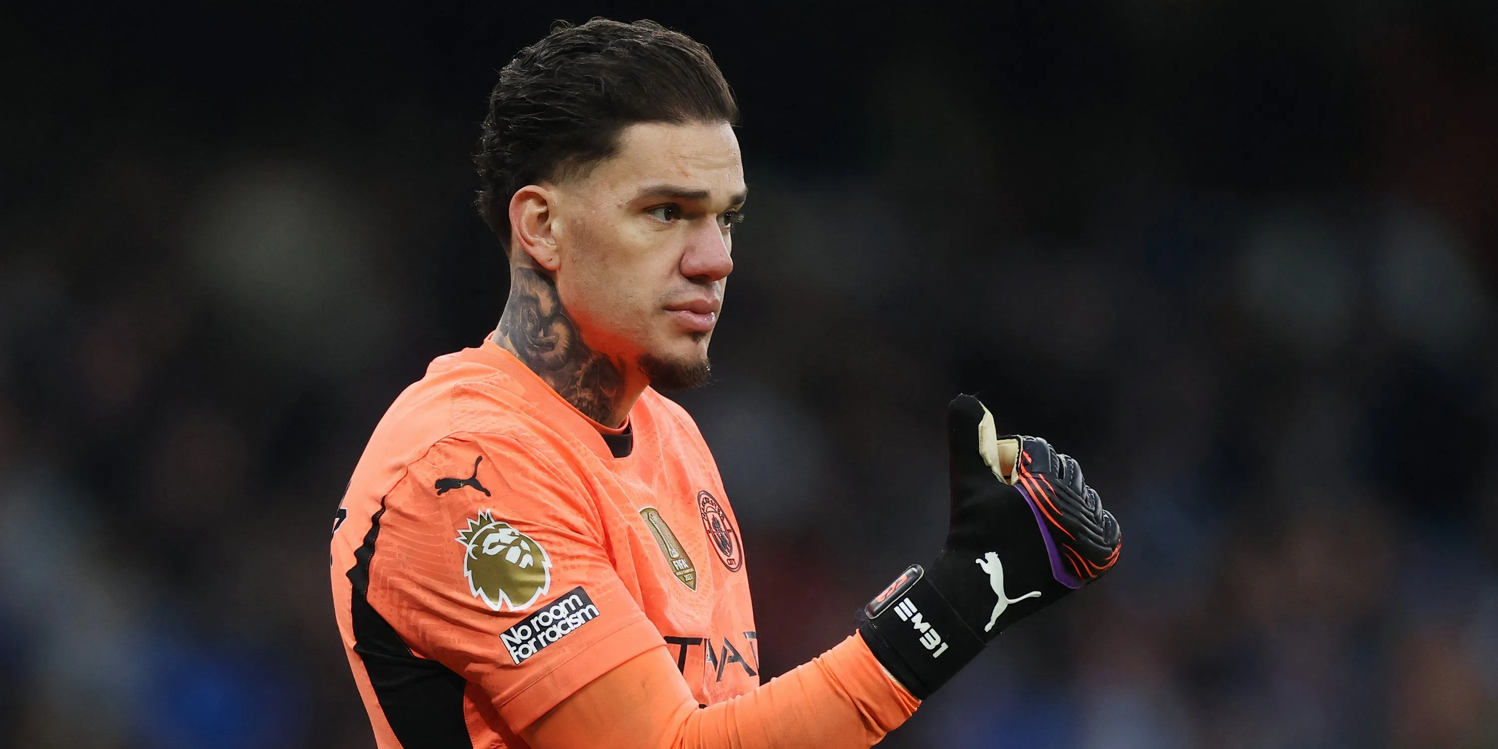 Thủ môn Ederson của Man City trong một pha xử lý bóng tại Premier League, minh họa khả năng kiểm soát bóng của anh.