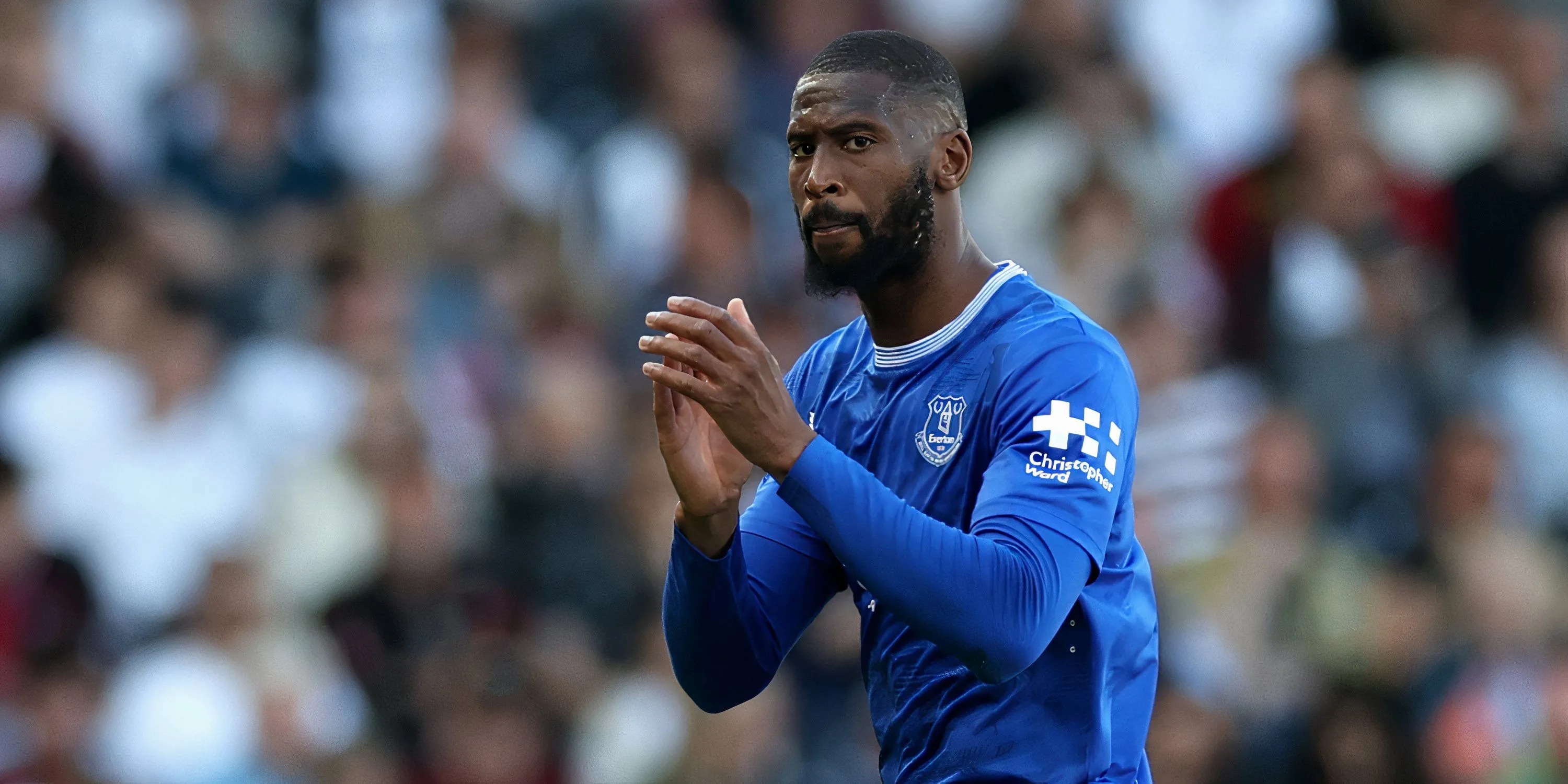 Tiền đạo Beto trong màu áo Everton, mục tiêu chuyển nhượng của Leeds United