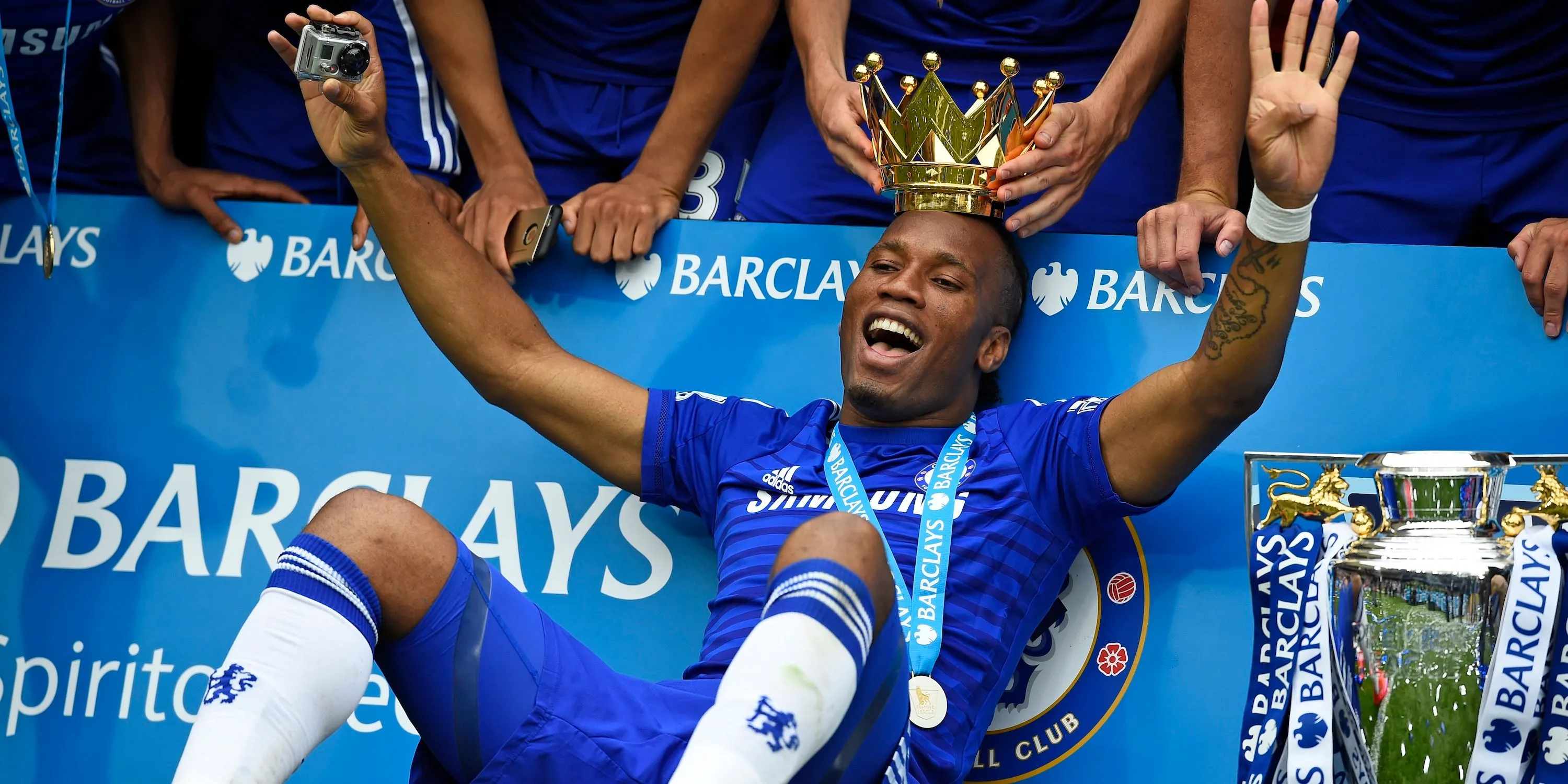 Tiền đạo Didier Drogba ăn mừng danh hiệu Premier League cùng Chelsea, minh chứng cho tầm ảnh hưởng lịch sử của anh