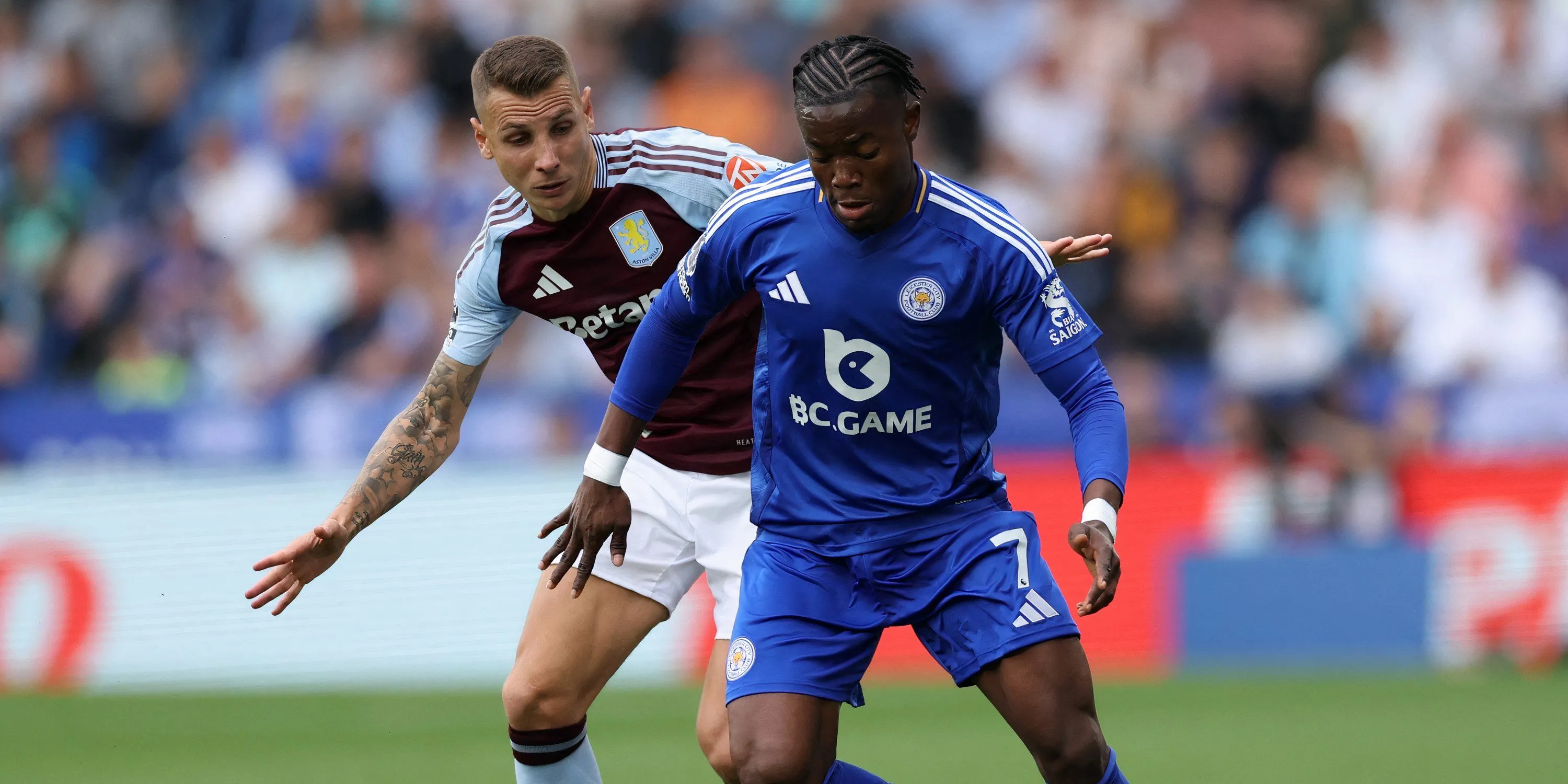 Tiền vệ cánh Abdul Fatawu của Leicester City trên sân, thể hiện kỹ thuật và tốc độ, một mục tiêu tiềm năng của Aston Villa