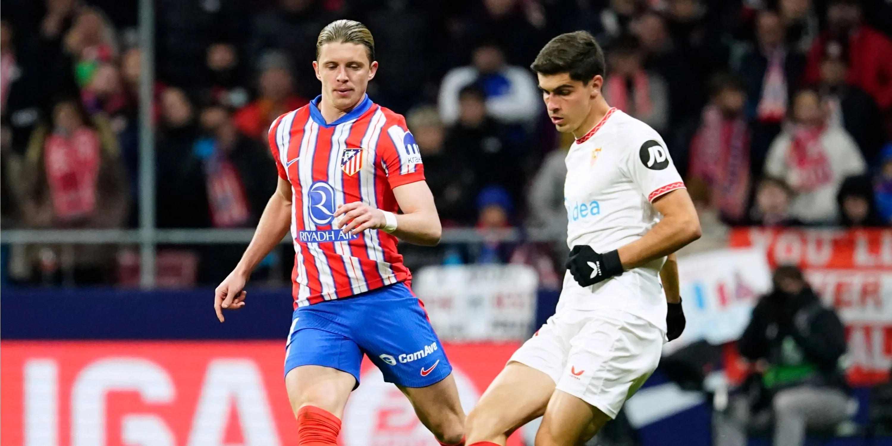Tiền vệ Conor Gallagher của Atletico Madrid (phải) tranh chấp bóng với Juanlu Sanchez của Sevilla (trái) trong trận đấu tại La Liga.