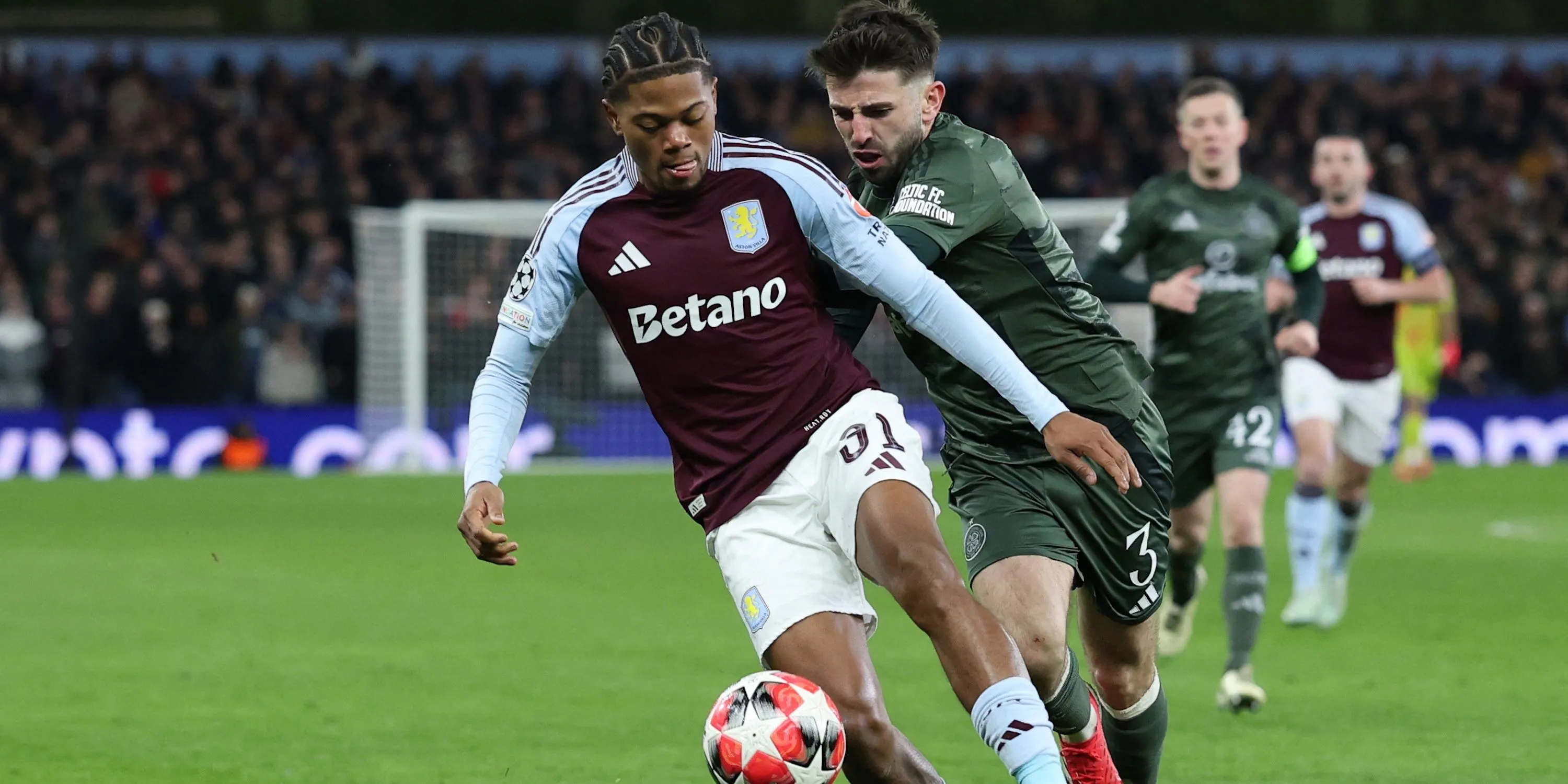 Tiền vệ Leon Bailey của Aston Villa trong pha tranh bóng quyết liệt với cầu thủ đối phương, làm nổi bật phong cách thi đấu năng nổ của anh