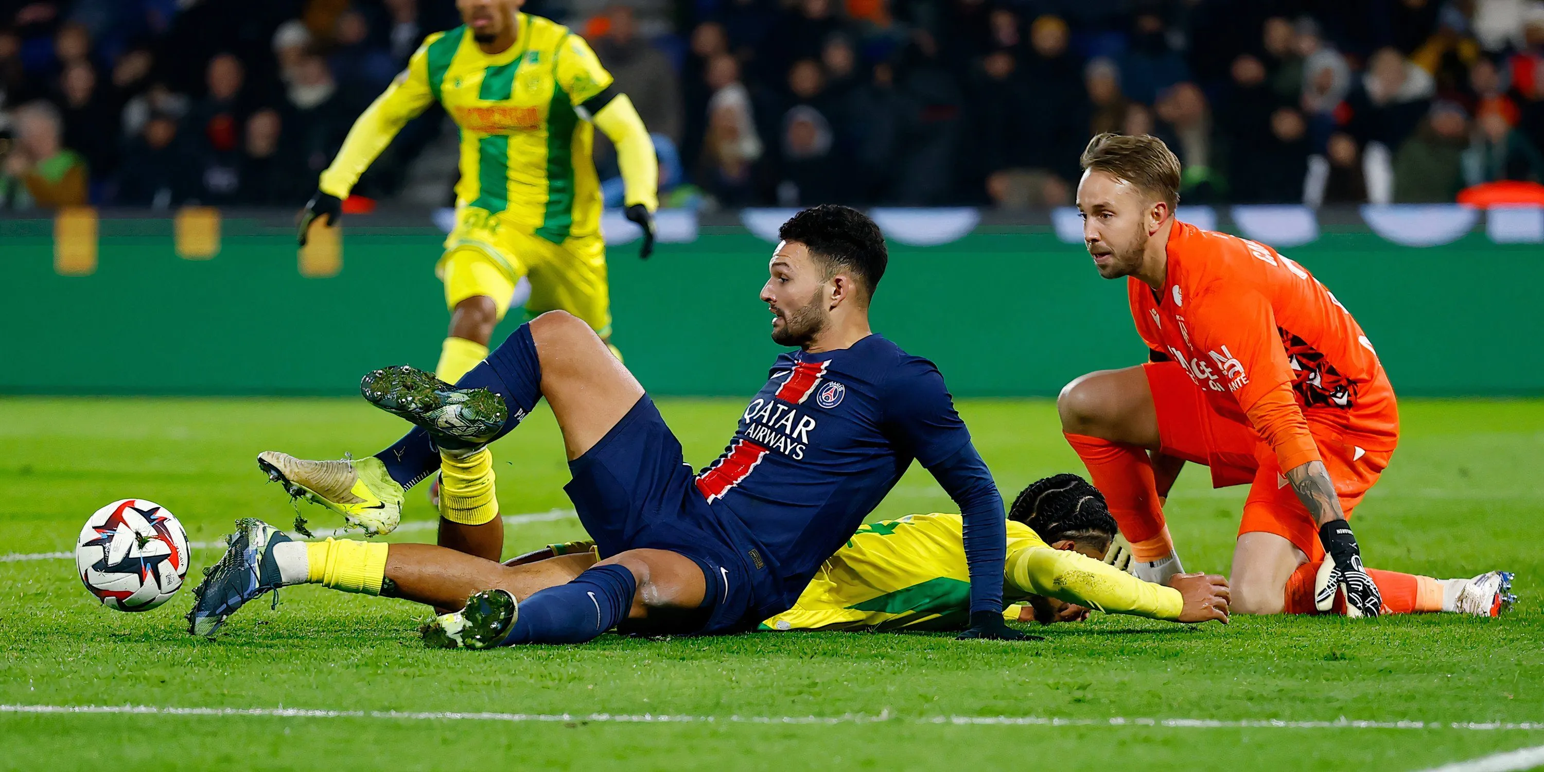 Trung vệ Nathan Zeze trong một pha bóng cho Nantes, người từng là mục tiêu chuyển nhượng của Liverpool.