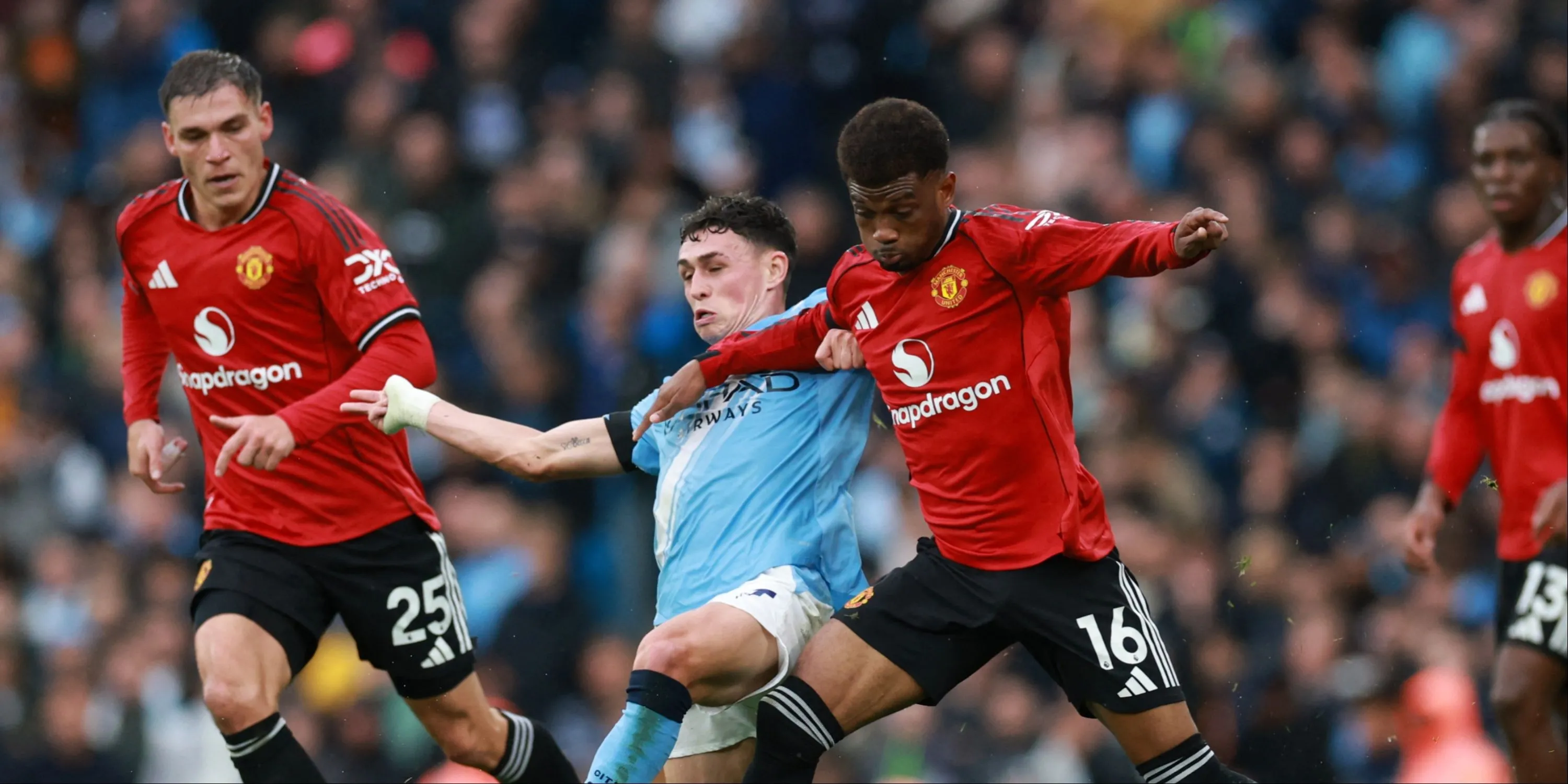Amad Diallo của Manchester United tranh bóng quyết liệt với Phil Foden của Manchester City trong trận derby