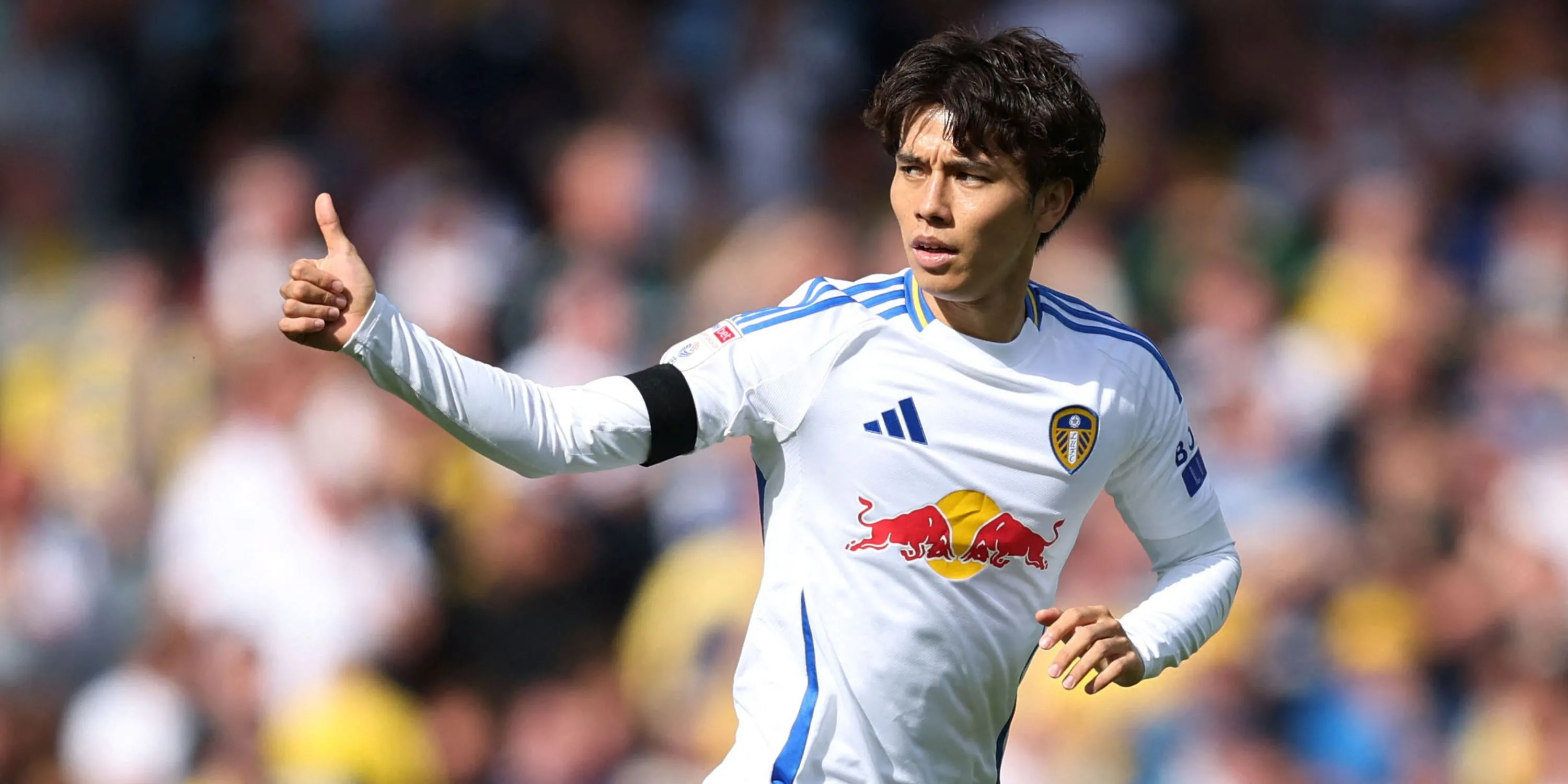 Ao Tanaka thể hiện kỹ năng kiểm soát bóng trong trận đấu của Leeds United