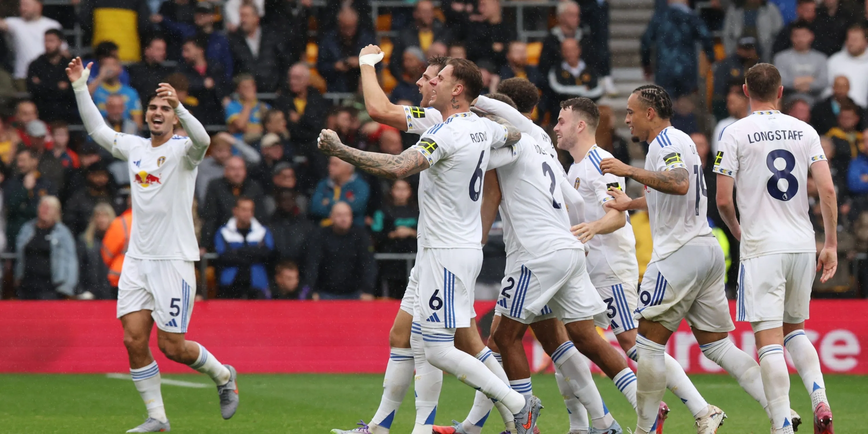 Cầu thủ Leeds United ăn mừng bàn thắng tại Premier League