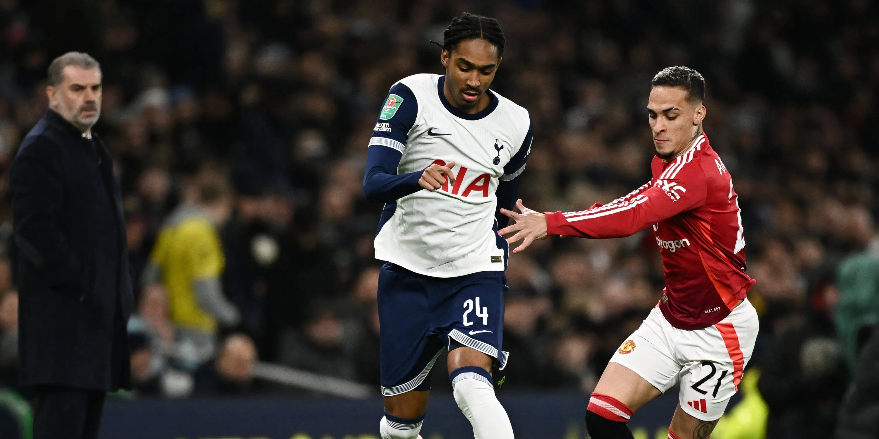 Djed Spence trong màu áo Tottenham, thời điểm khởi đầu khó khăn tại CLB khi không được HLV Conte trọng dụng.