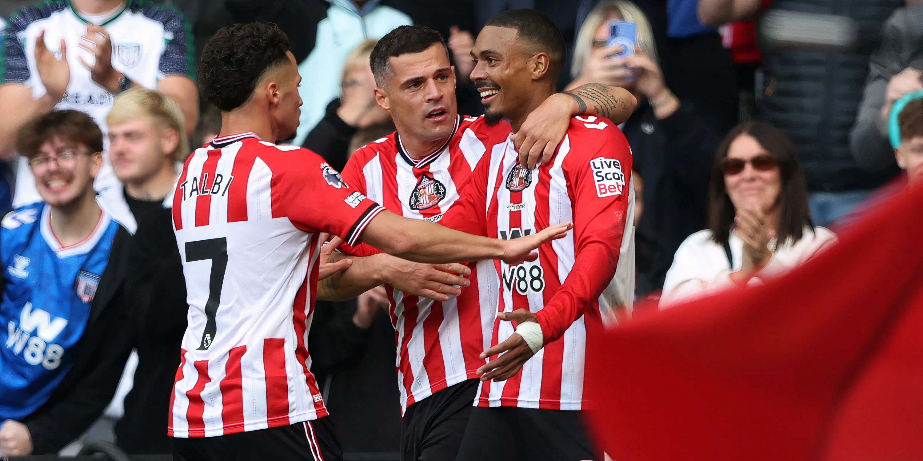 Đội hình Sunderland thi đấu trên sân, thể hiện sự kết hợp giữa kinh nghiệm và sức trẻ.