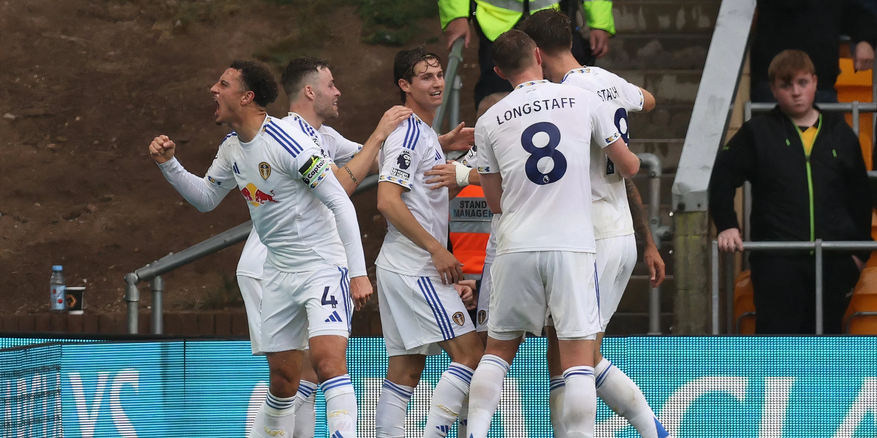 Gabriel Gudmundsson của Leeds United tranh chấp bóng trong trận đấu