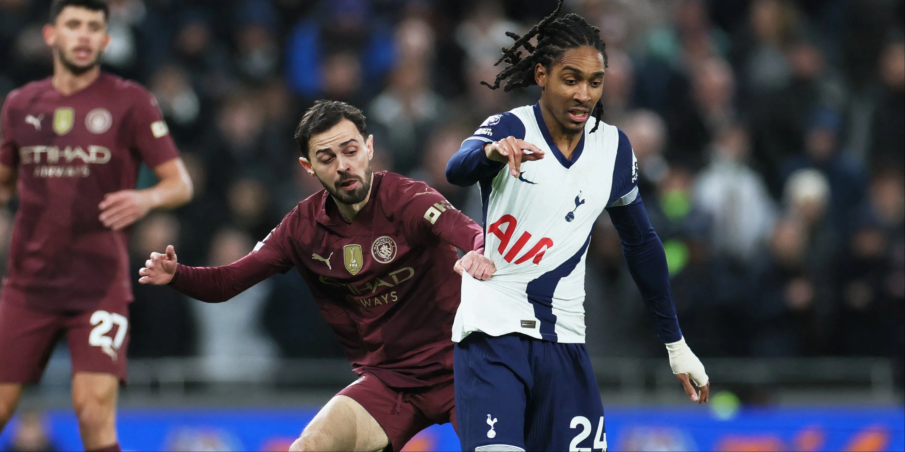 Hậu vệ Djed Spence thi đấu năng nổ cho Tottenham, minh chứng cho sự hồi sinh ấn tượng của anh tại Ngoại hạng Anh.