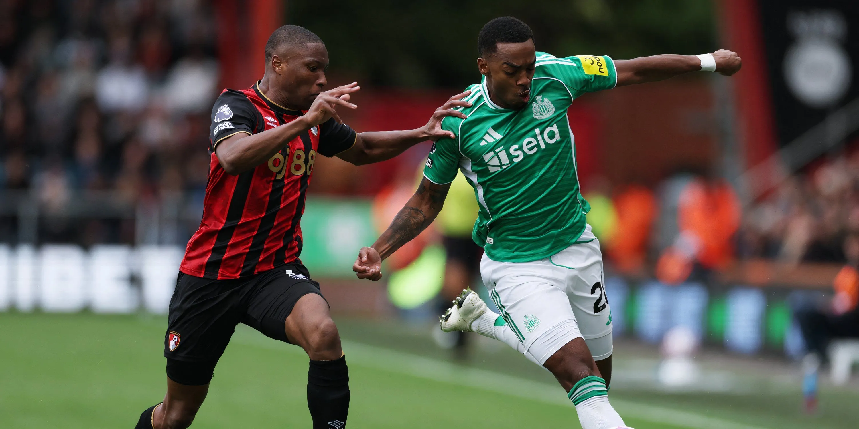 Joe Willock trong một pha tranh chấp bóng, thể hiện sự nỗ lực nhưng thiếu đột biến trong lối chơi.