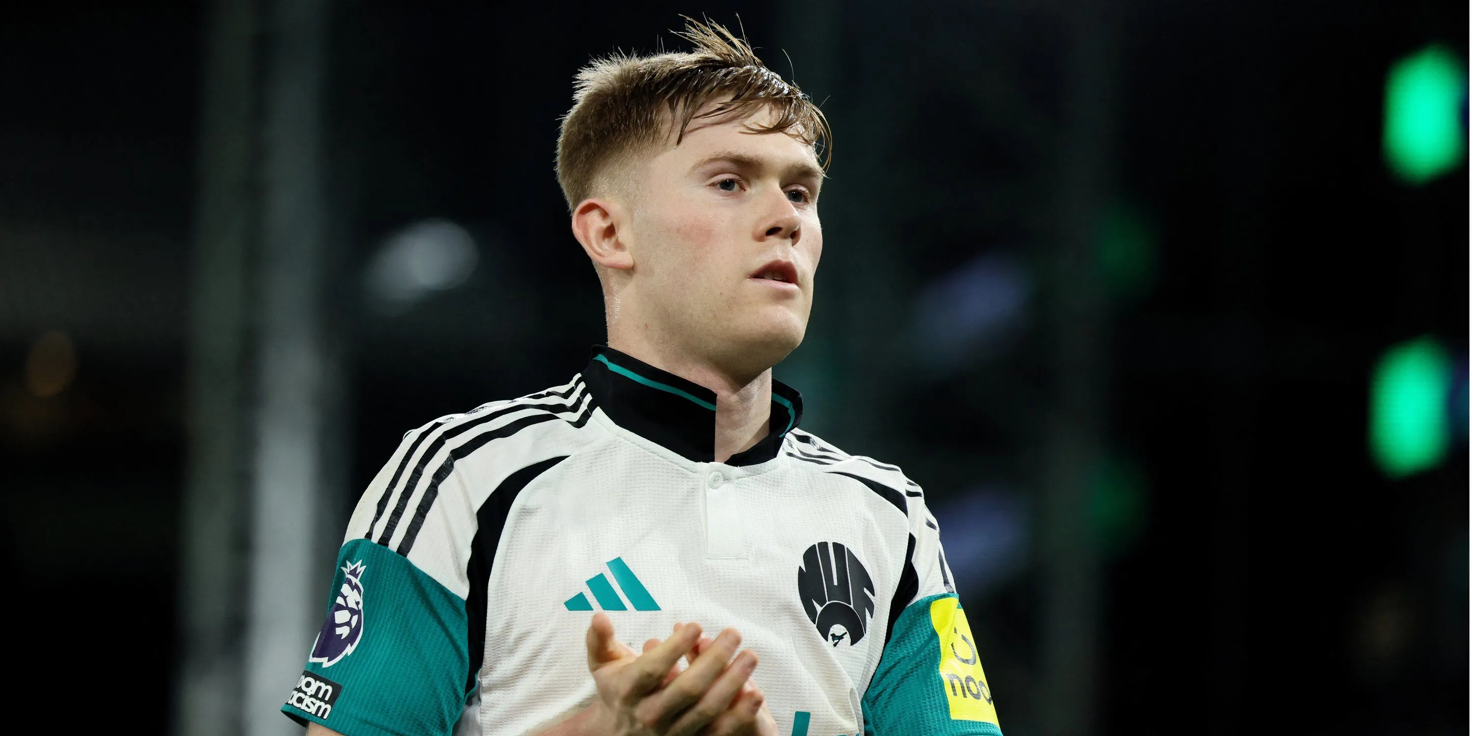 Lewis Hall trong màu áo Newcastle United thể hiện tiềm năng