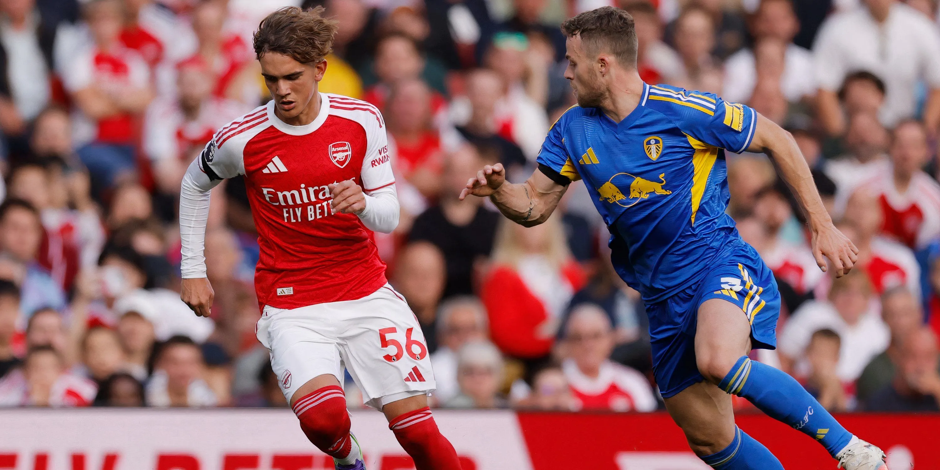Max Dowman của Arsenal đối đầu với cầu thủ Leeds United, minh họa khả năng rê dắt và kiểm soát bóng xuất sắc của tài năng trẻ
