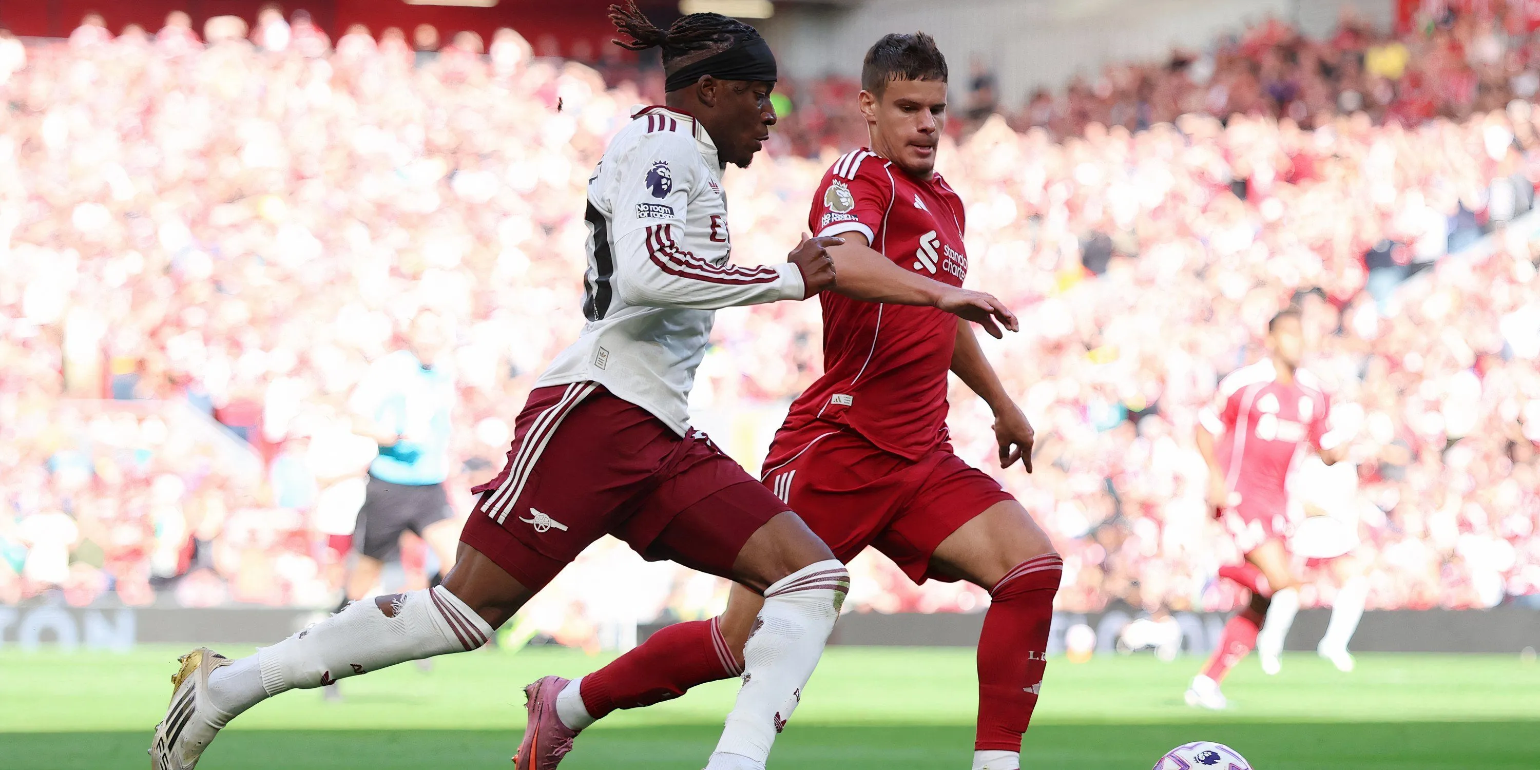 Noni Madueke của Arsenal tranh chấp bóng với Milos Kerkez của Liverpool trong một trận đấu căng thẳng tại Ngoại hạng Anh