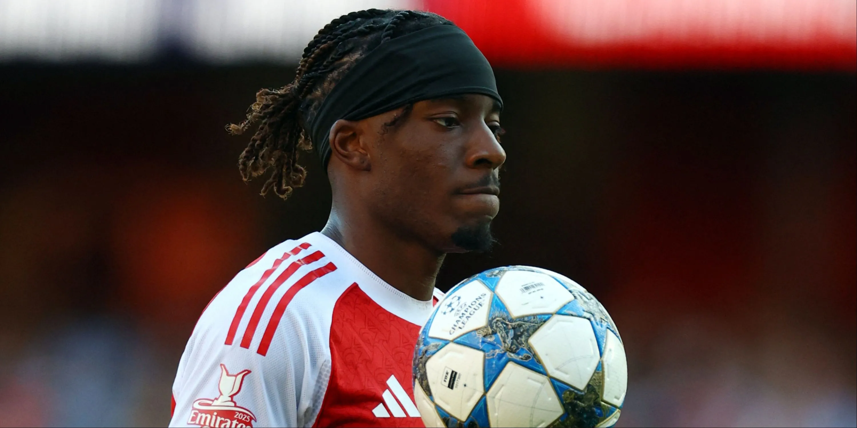 Noni Madueke, tiền vệ cánh của Arsenal, thể hiện sự ăn mừng sau một khoảnh khắc ấn tượng, cho thấy phong độ bùng nổ của mình
