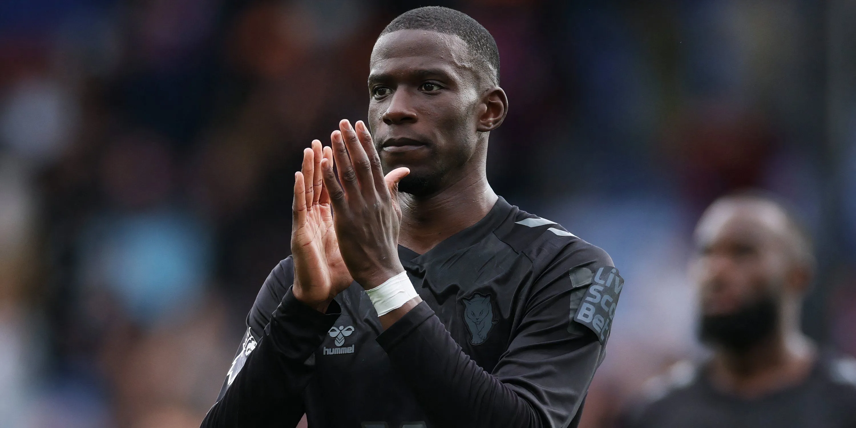 Nordi Mukiele của Sunderland thực hiện pha phá bóng quyết liệt, minh chứng cho sự vững chắc ở hàng phòng ngự.