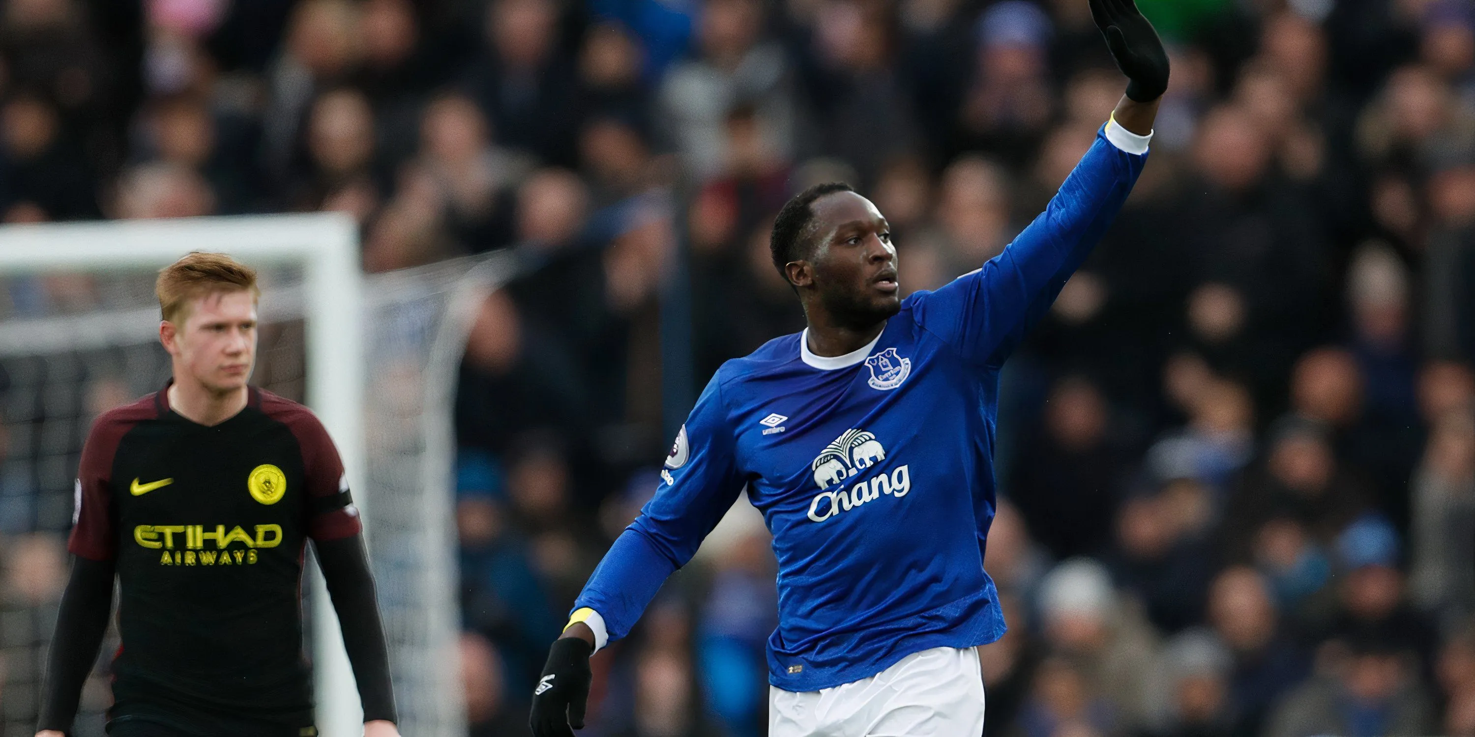 Romelu Lukaku trong màu áo Everton, biểu tượng một thời của sức mạnh tấn công tại Goodison Park.