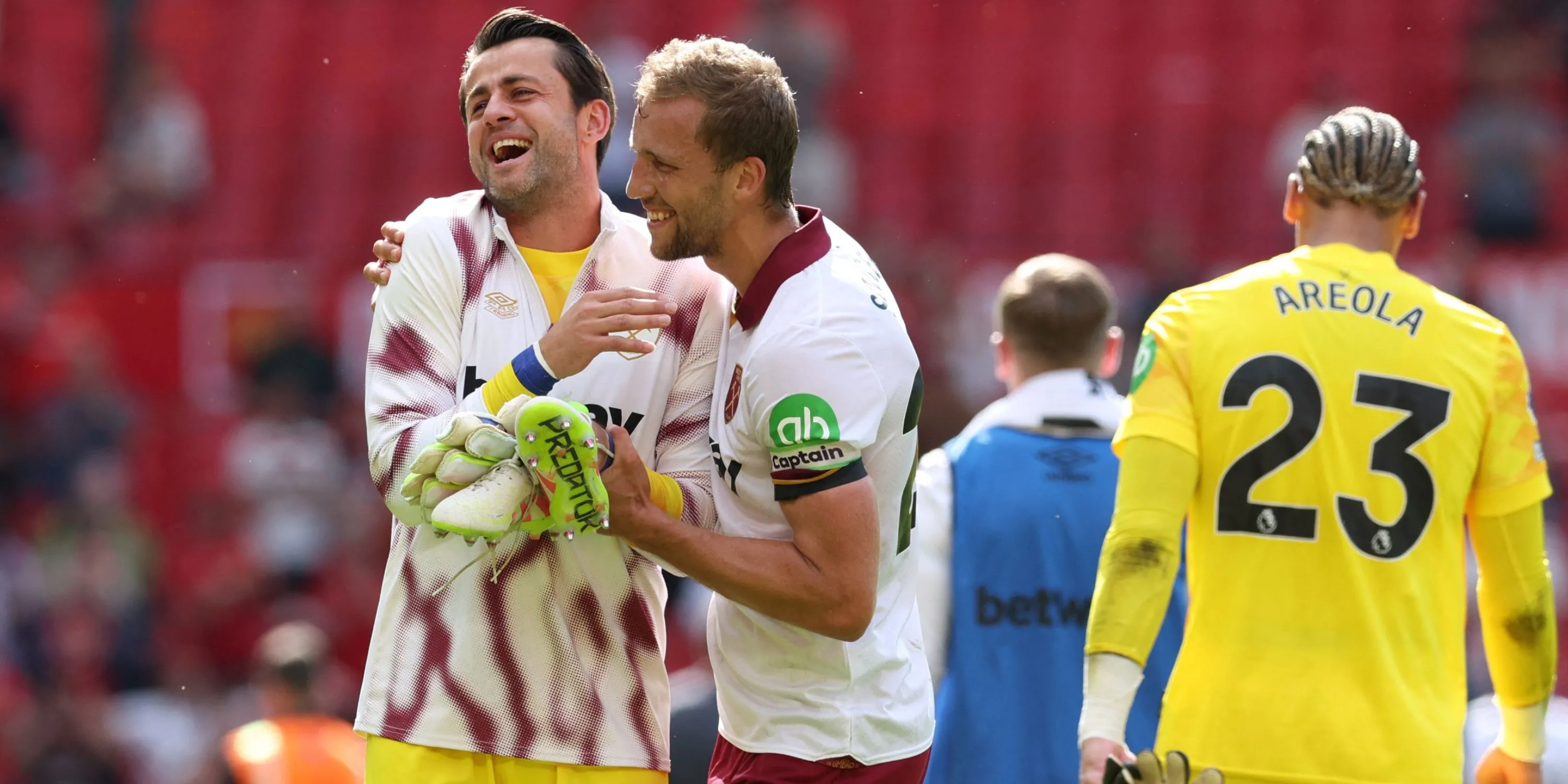 Thủ môn Lukasz Fabianski trong trang phục West Ham United, biểu tượng của sự trở lại và kinh nghiệm cho đội hình &quot;Búa Tạ&quot; tại Ngoại hạng Anh