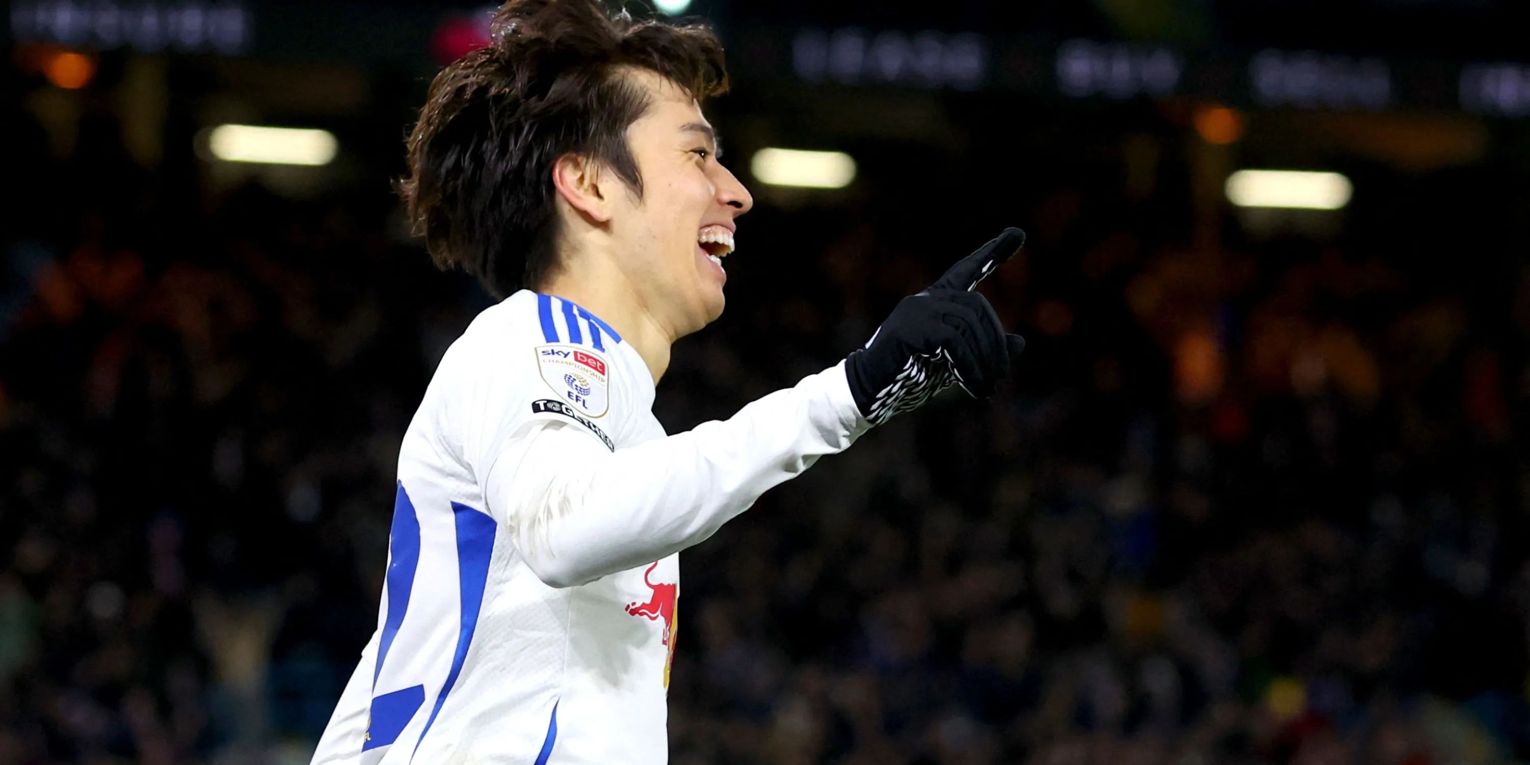 Tiền vệ Ao Tanaka của Leeds United trong màu áo thi đấu