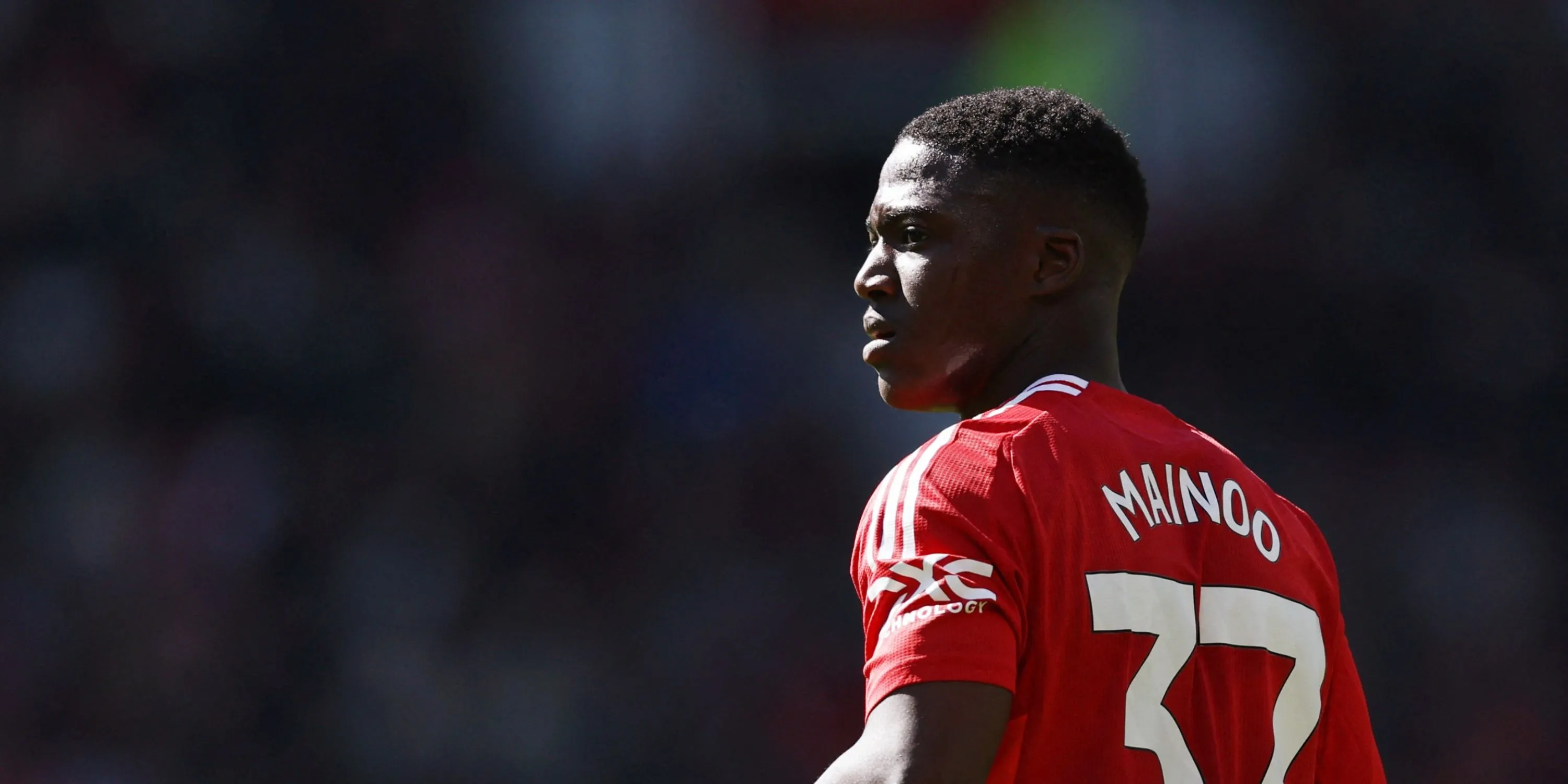 Tiền vệ Kobbie Mainoo của Manchester United trên sân Old Trafford