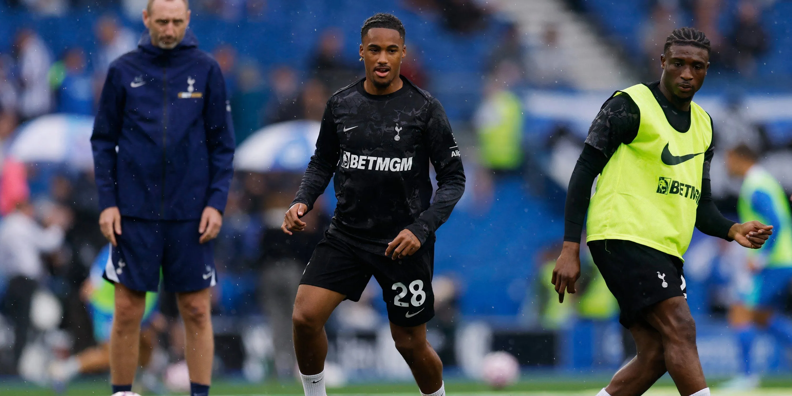 Wilson Odobert của Tottenham kiểm soát bóng trong một trận đấu