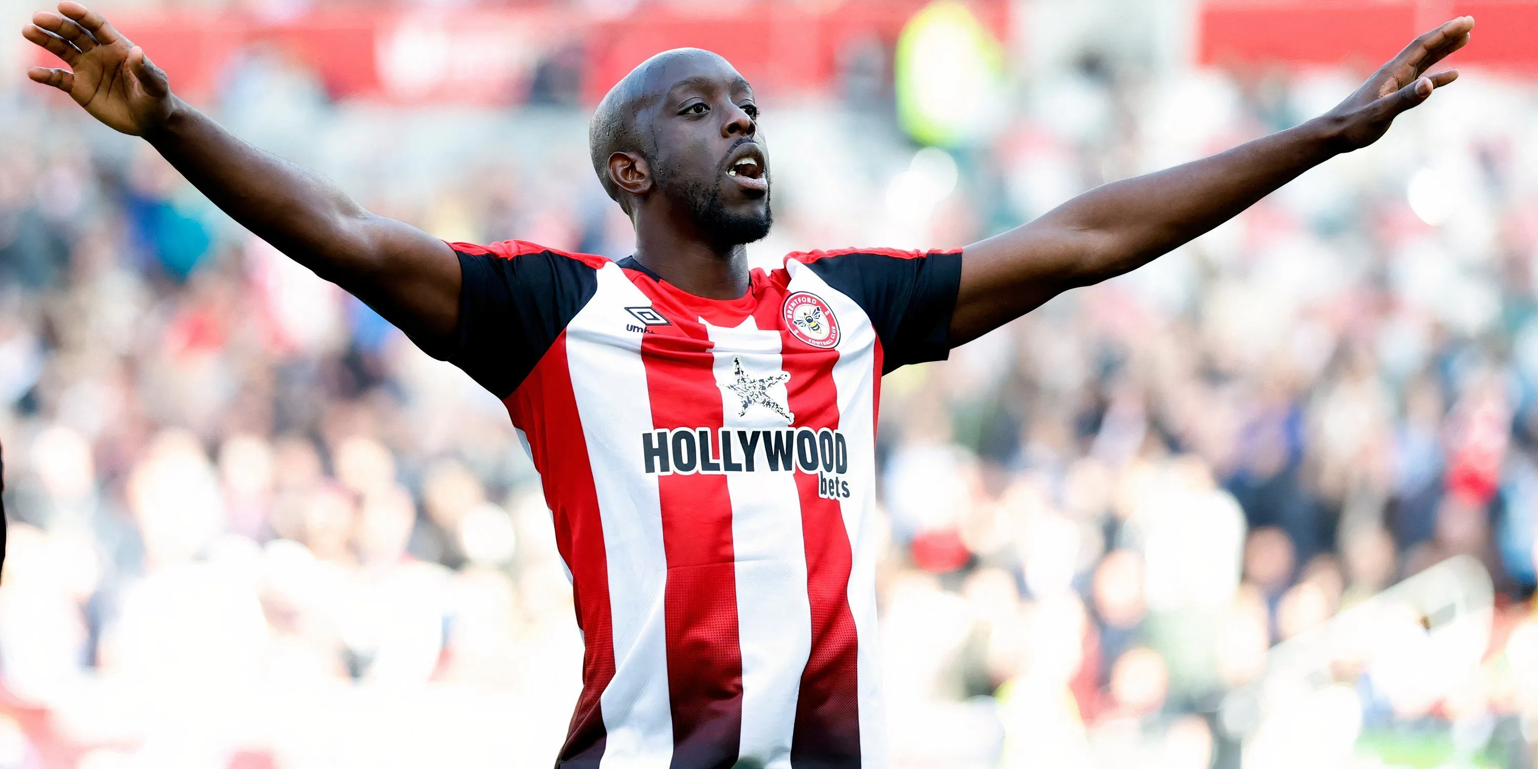 Yoane Wissa trong màu áo Brentford, trước khi chuyển đến Newcastle United