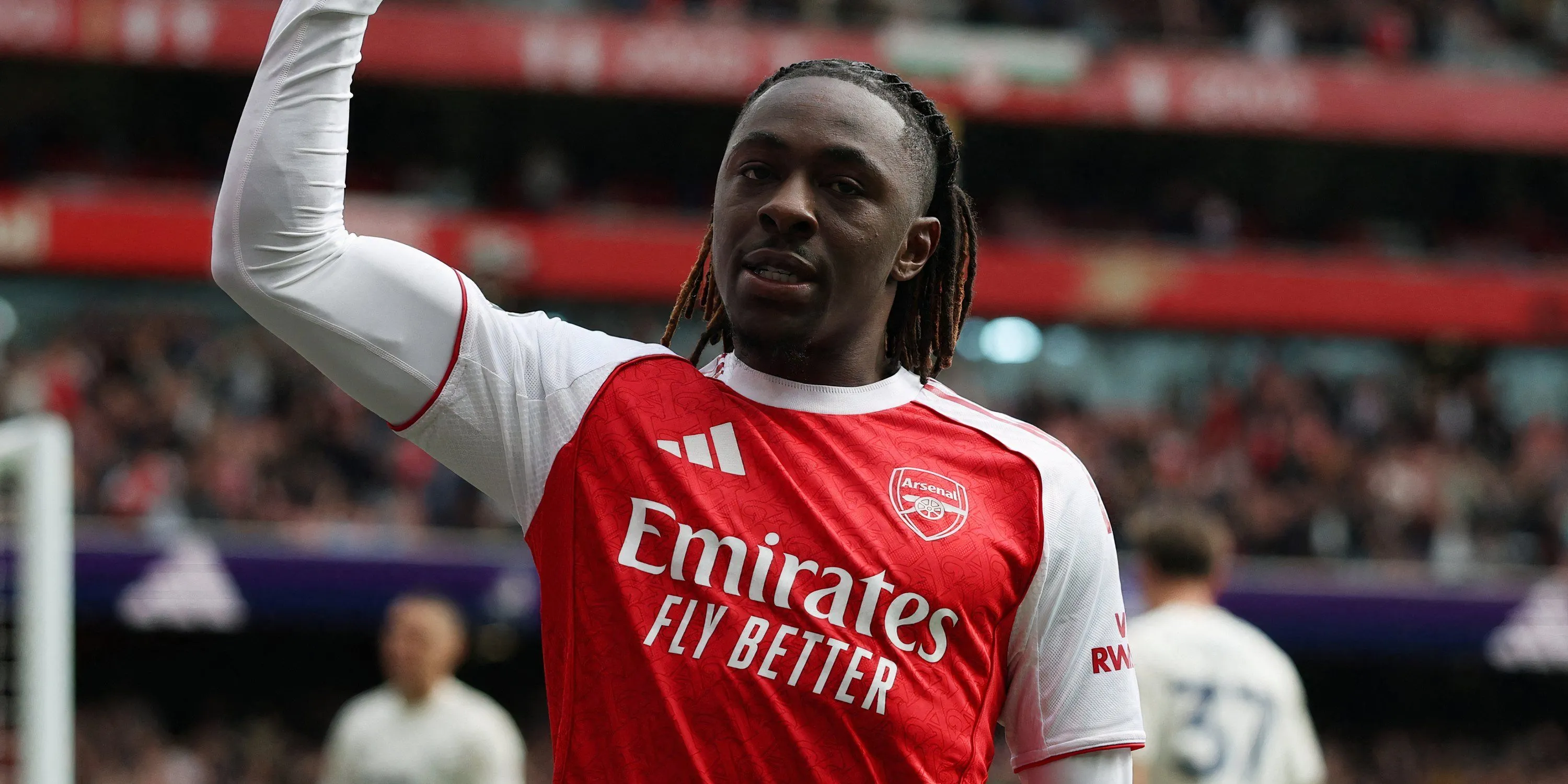 Ảnh ghép Eze và Gyökeres trong màu áo Arsenal, minh họa khả năng phối hợp tấn công