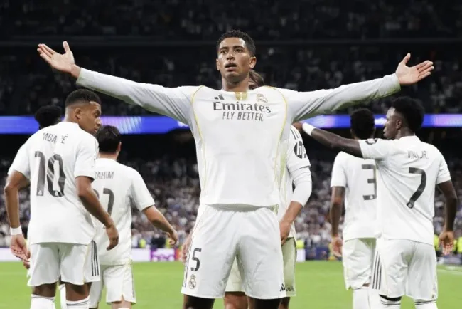 Bellingham ăn mừng bàn thắng cho Real Madrid, biểu tượng của tầm ảnh hưởng tuyến giữa.